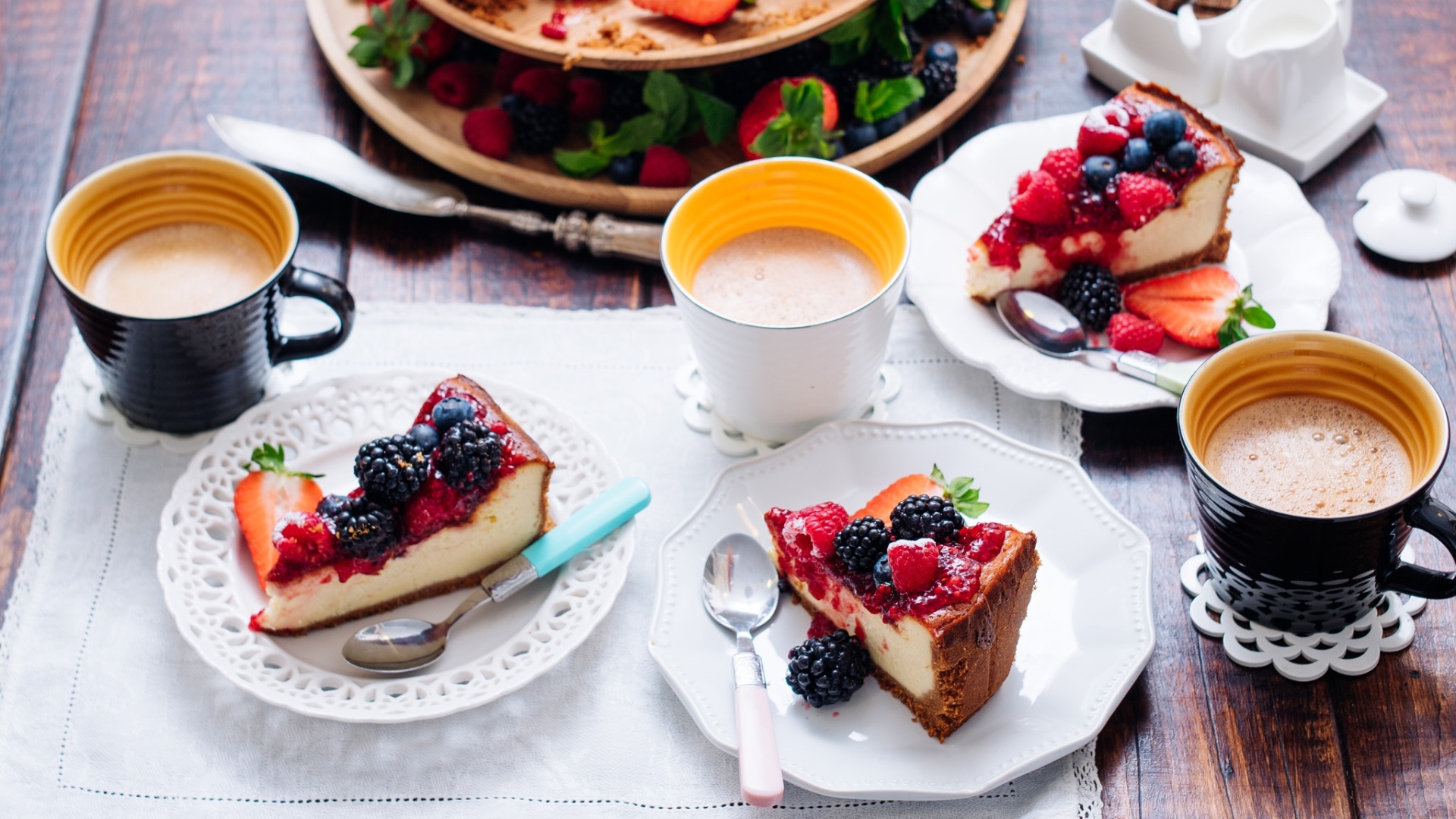 Чизкейк с ягодами на столе с кофе 