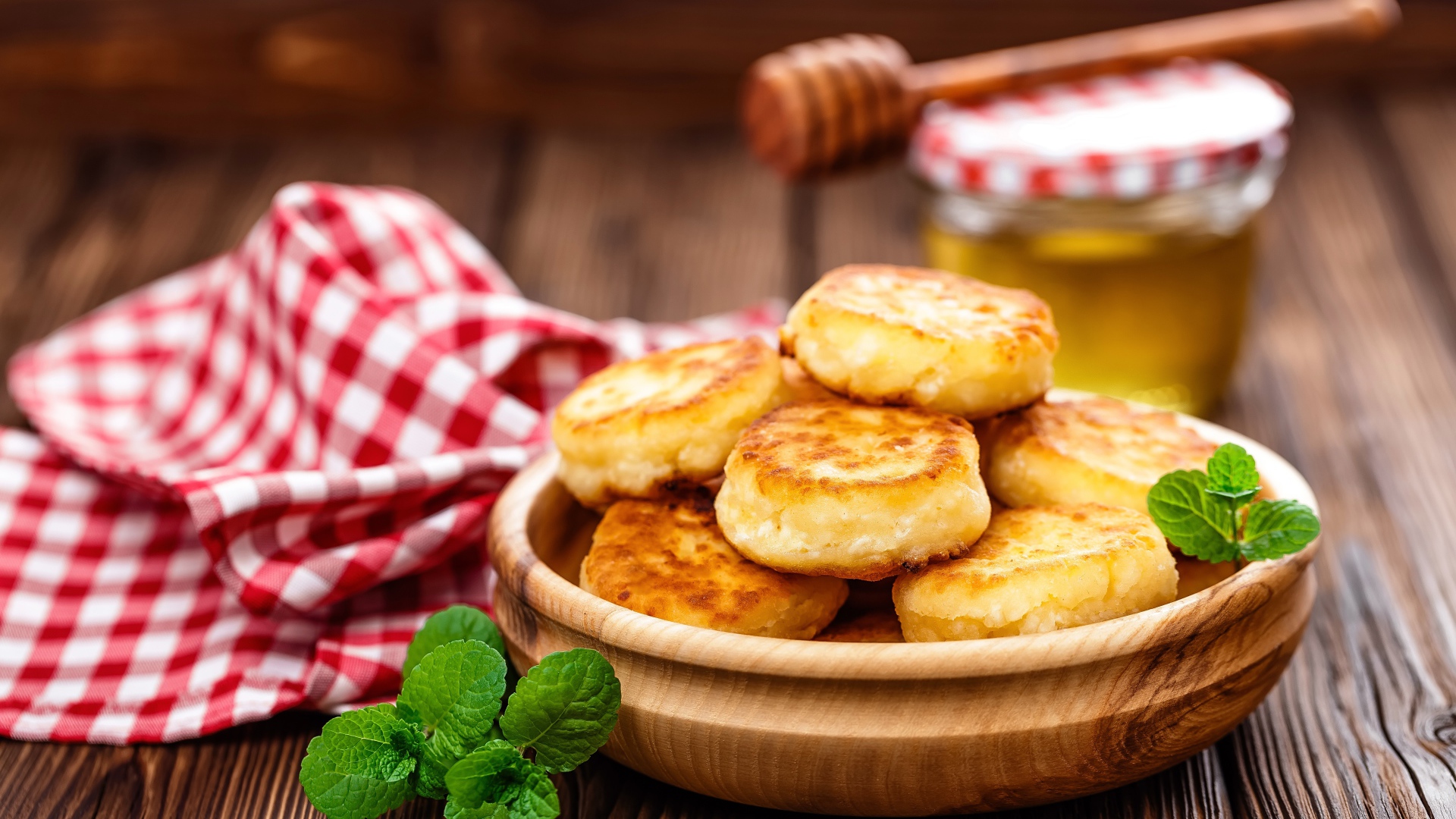 Сырники на столе с медом