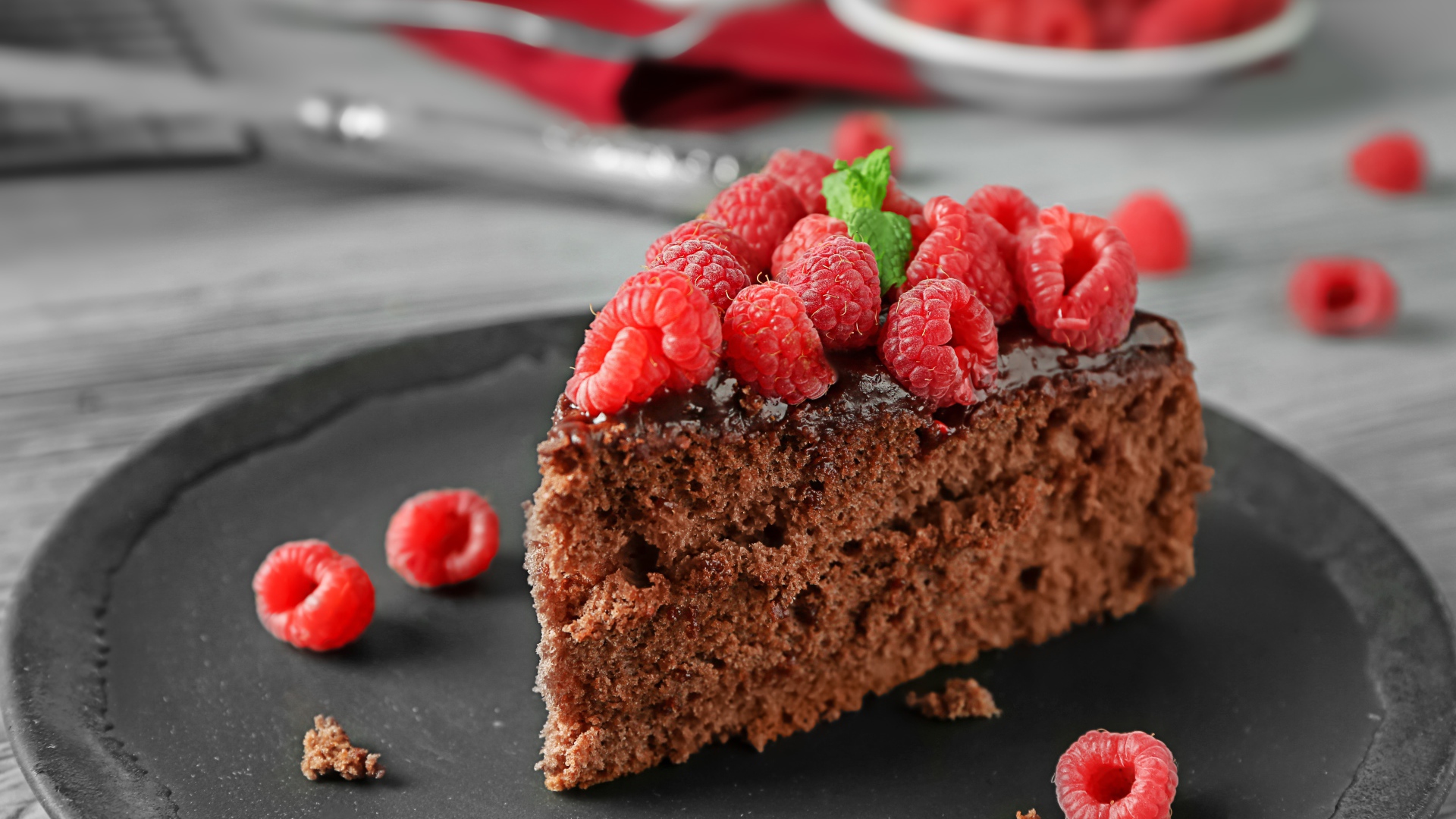 Шоколадное аппетитное пирожное со свежей малиной