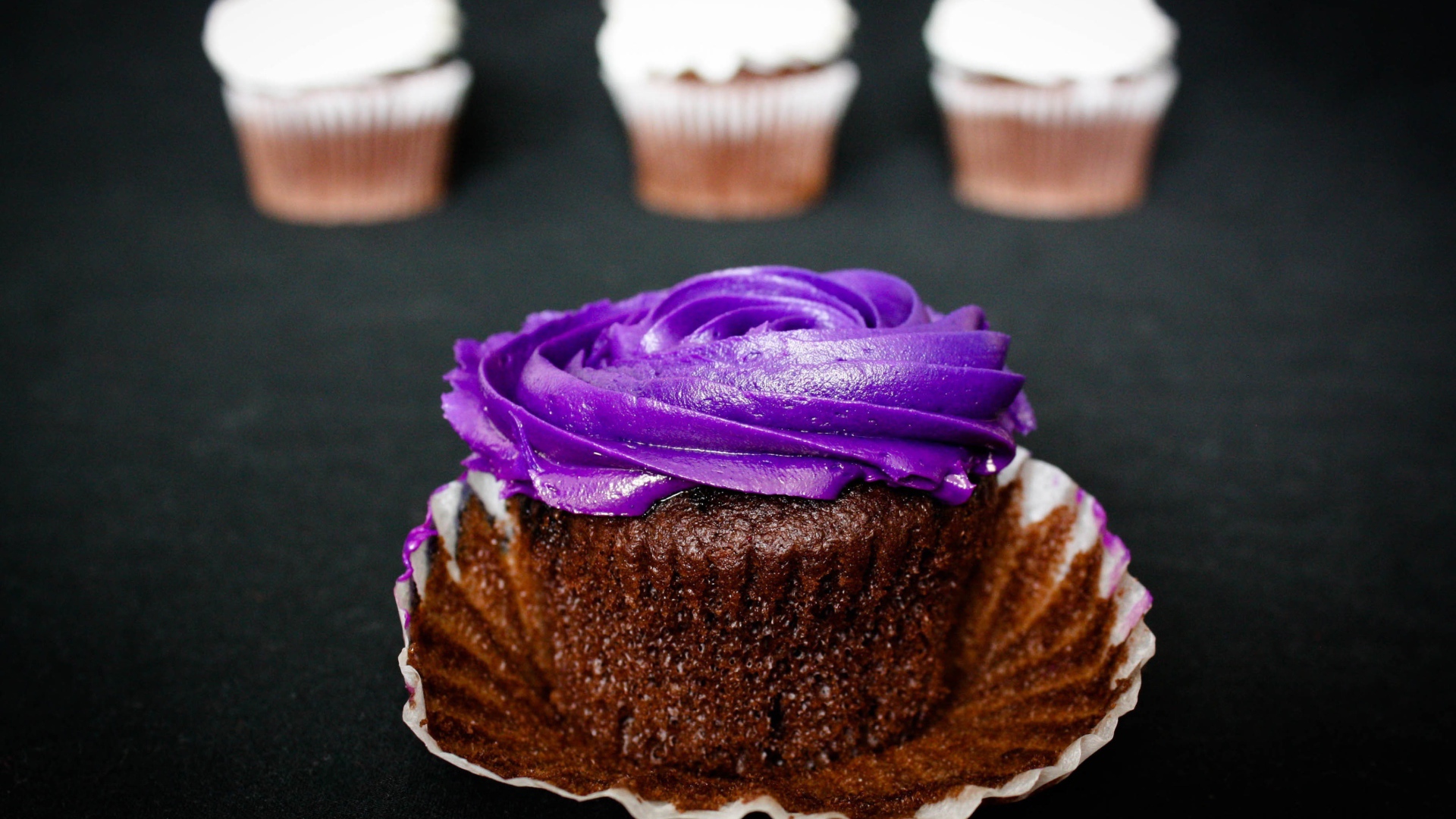 Шоколадный кекс с фиолетовым кремом