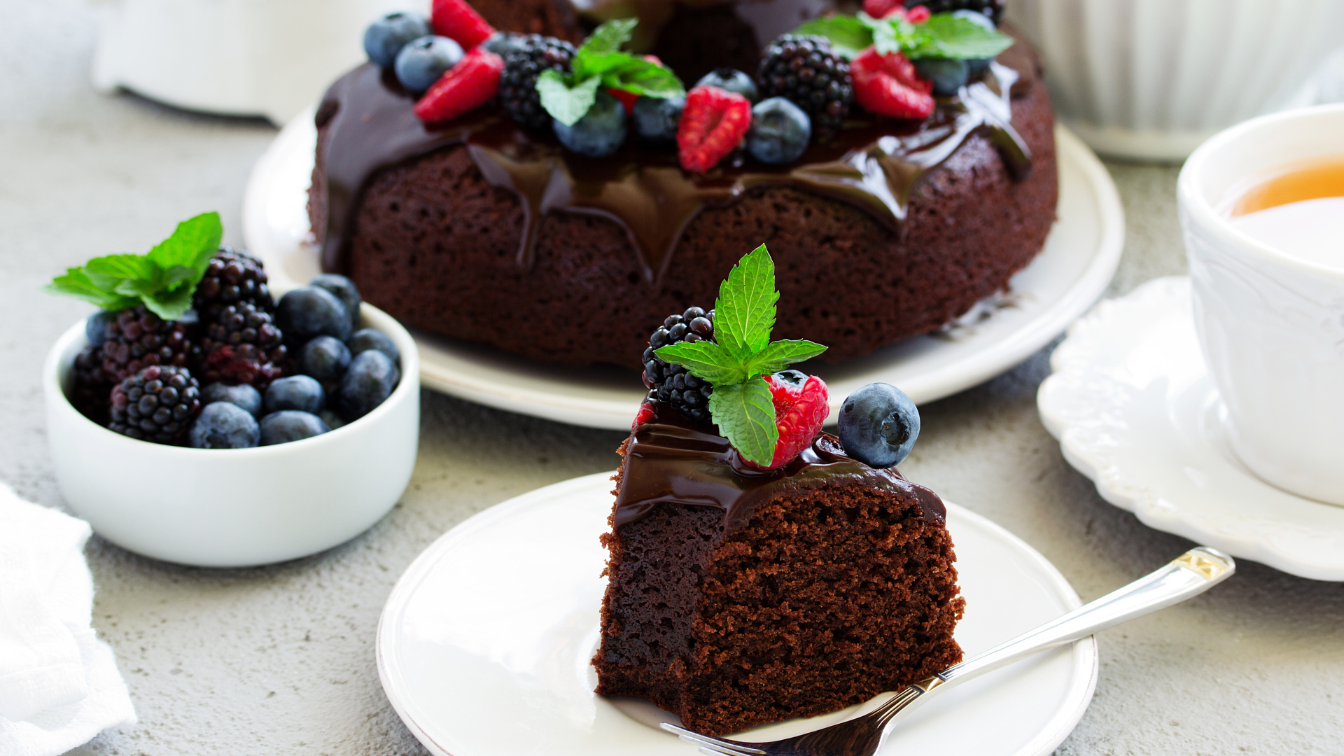 Шоколадный кекс с глазурью и ягодами
