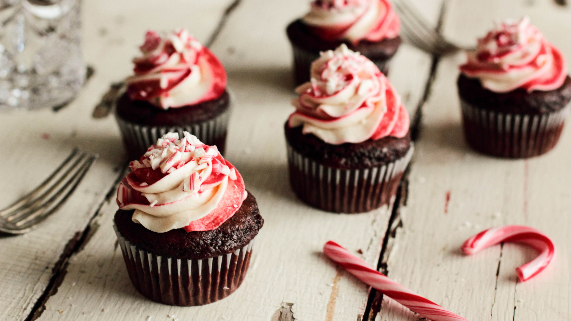 Шоколадные кексы с кремом на деревянном столе 