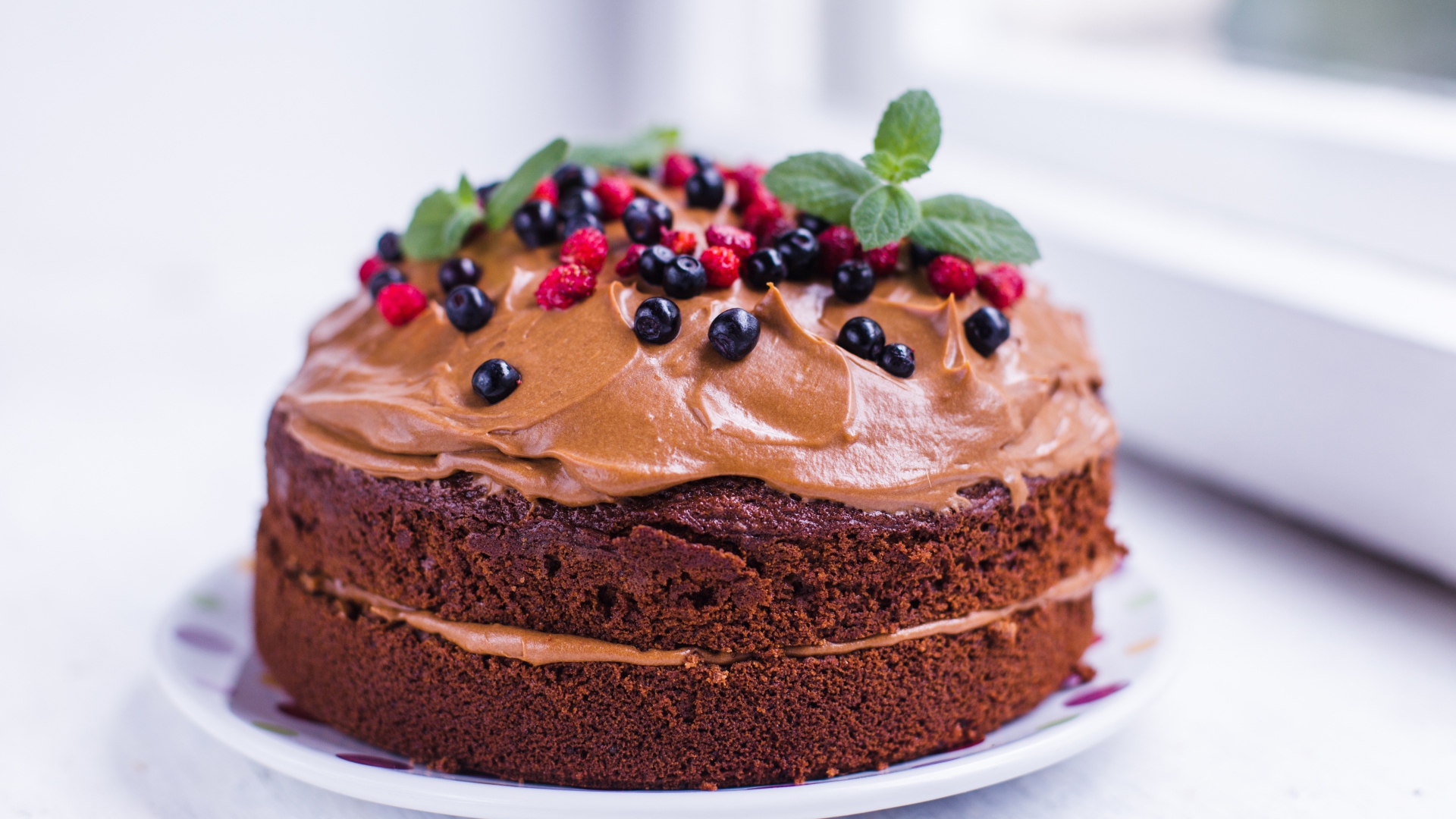 Шоколадный пирог с кремом и ягодами