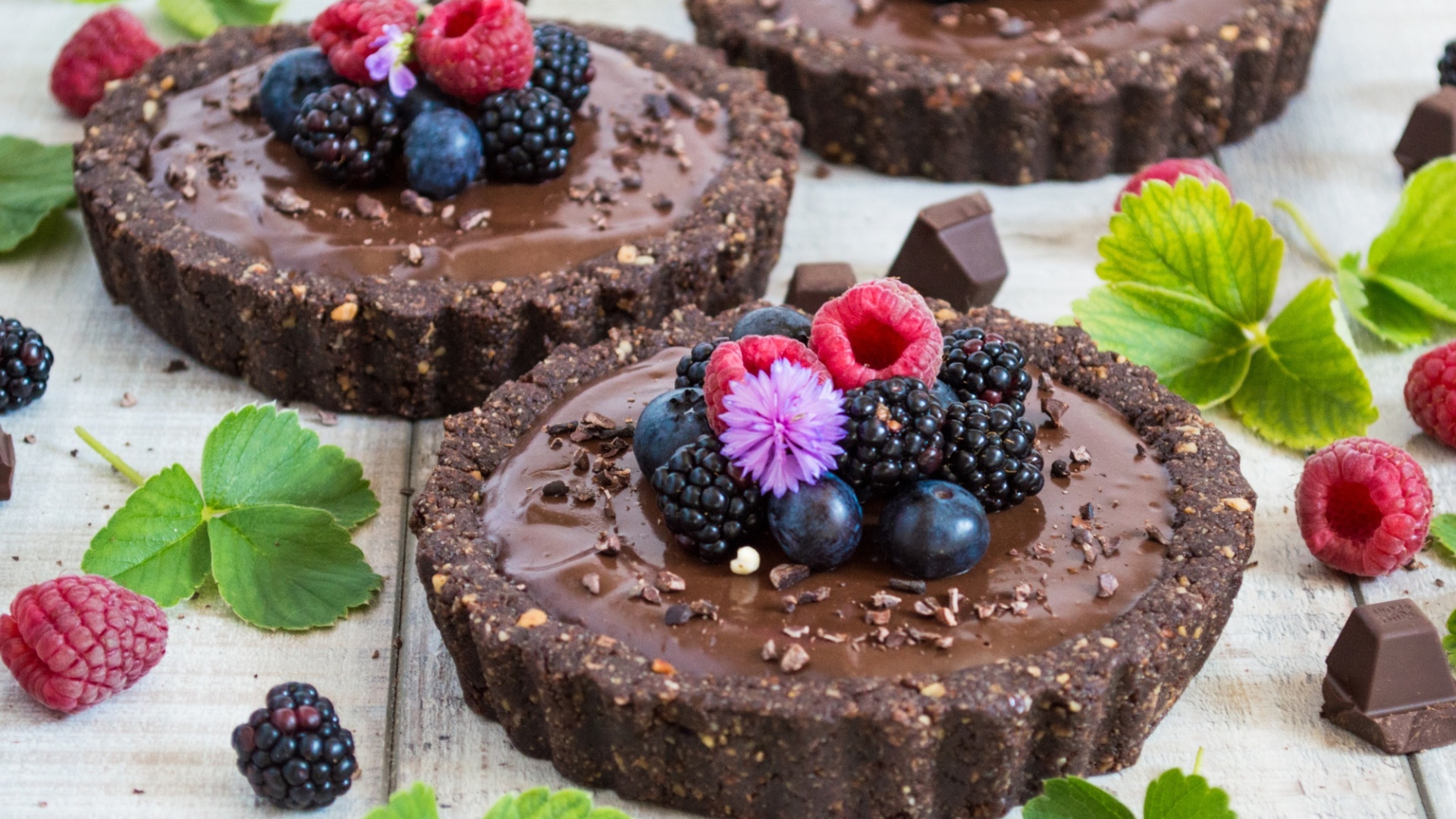 Шоколадное сладкое пирожное с ягодами