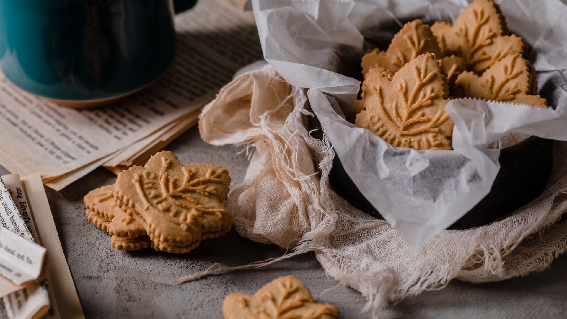 Печенье в форме листьев на столе 