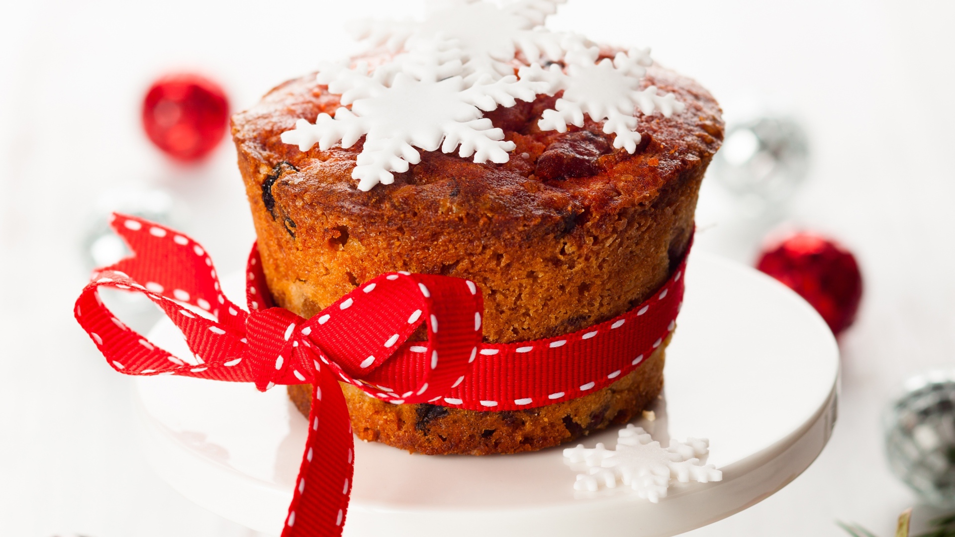 Кекс с бантом украшен снежинками