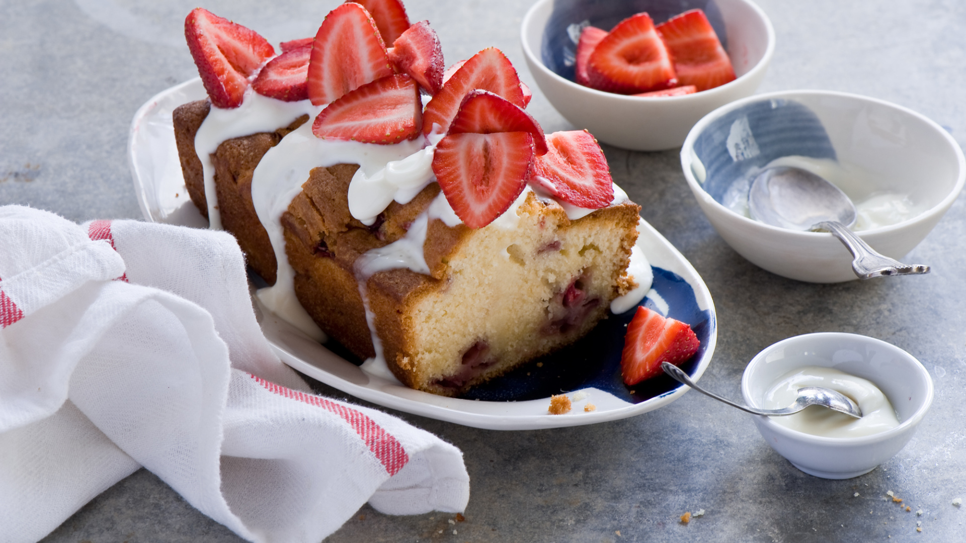 Кекс с кремом на тарелке со свежей клубникой 