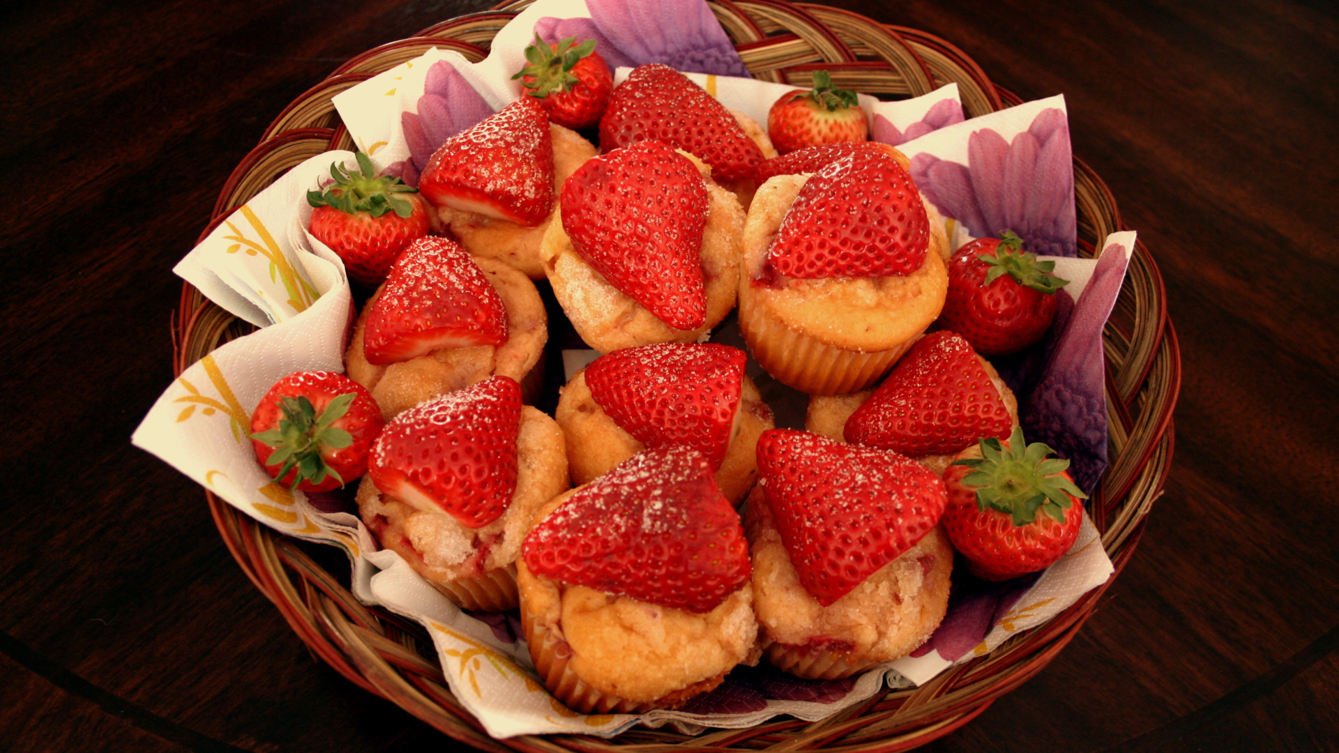 Кексы с клубникой в корзинке