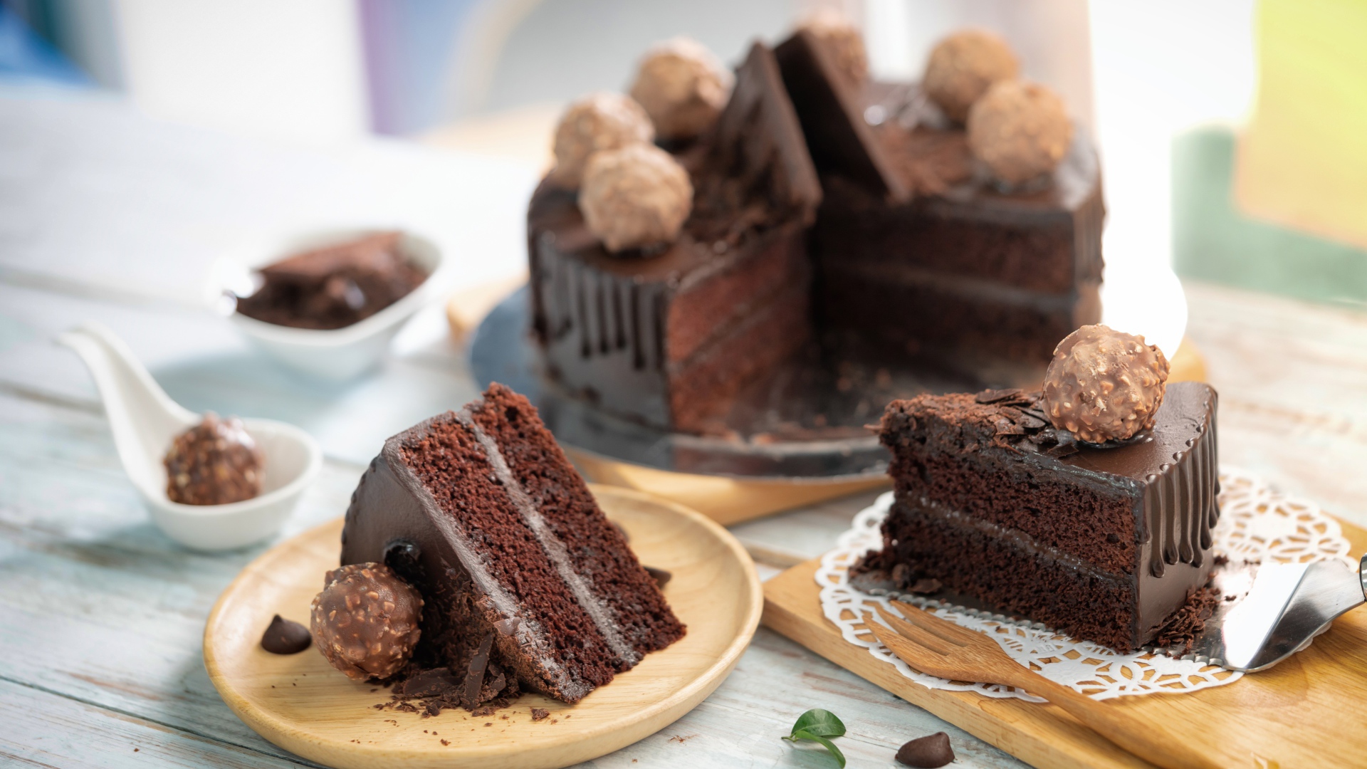 Аппетитный шоколадный торт на столе 