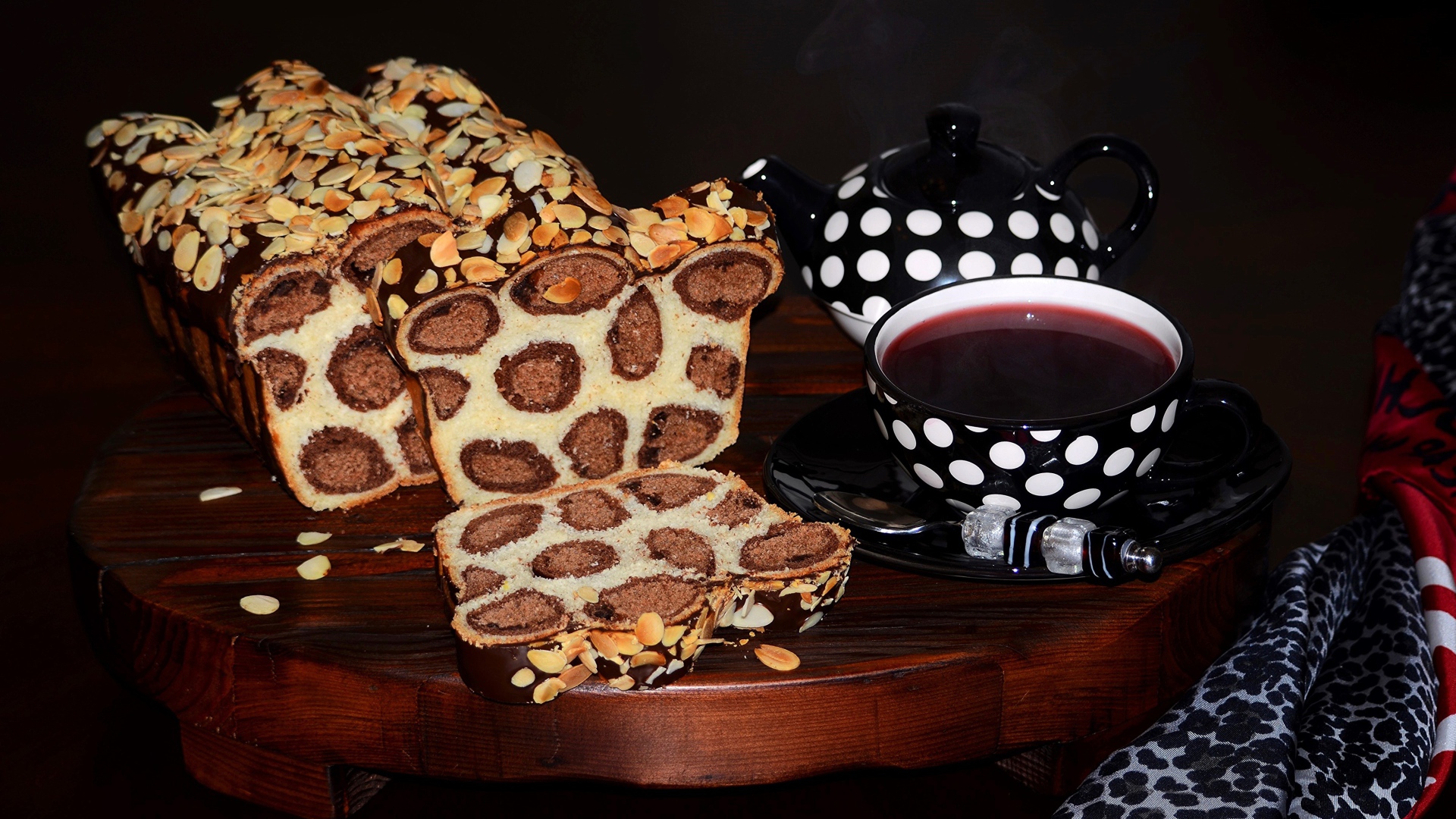 Вкусный леопардовый торт на столе с чашкой чая