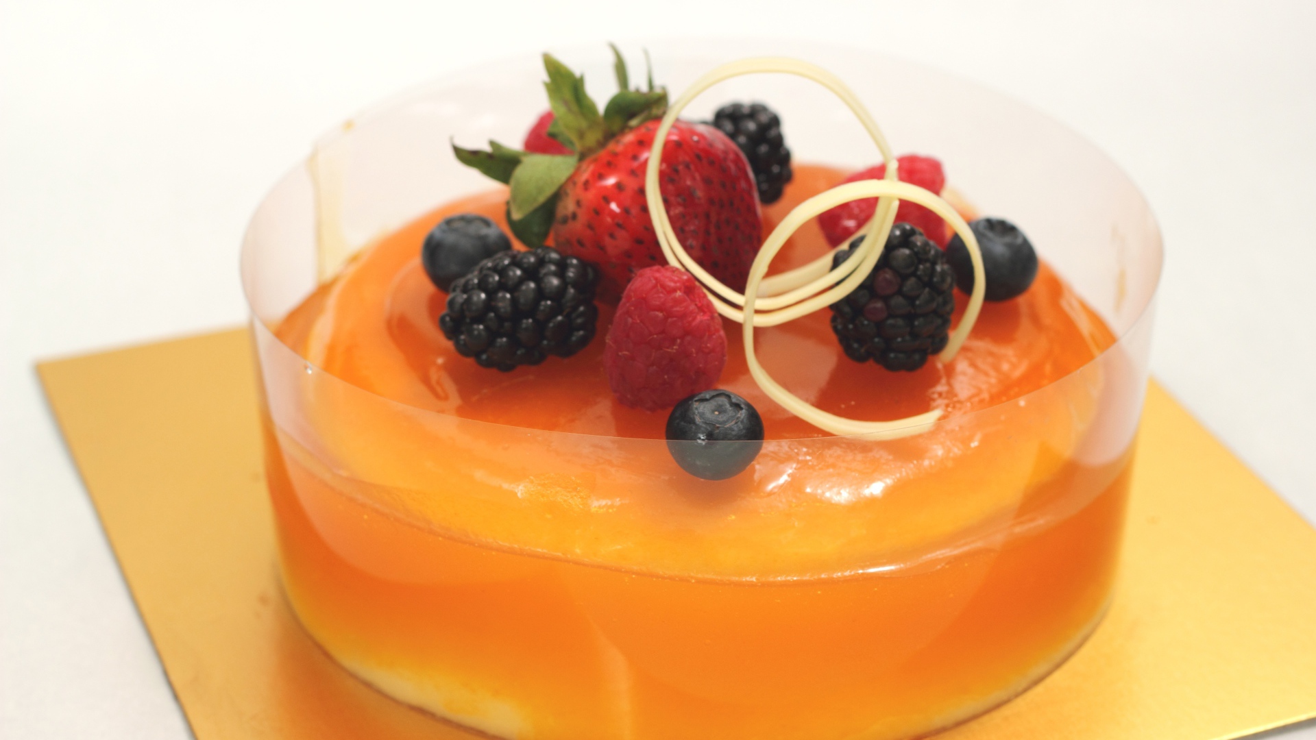 Десерт желе с ягодами клубники, черники, малины и ежевики