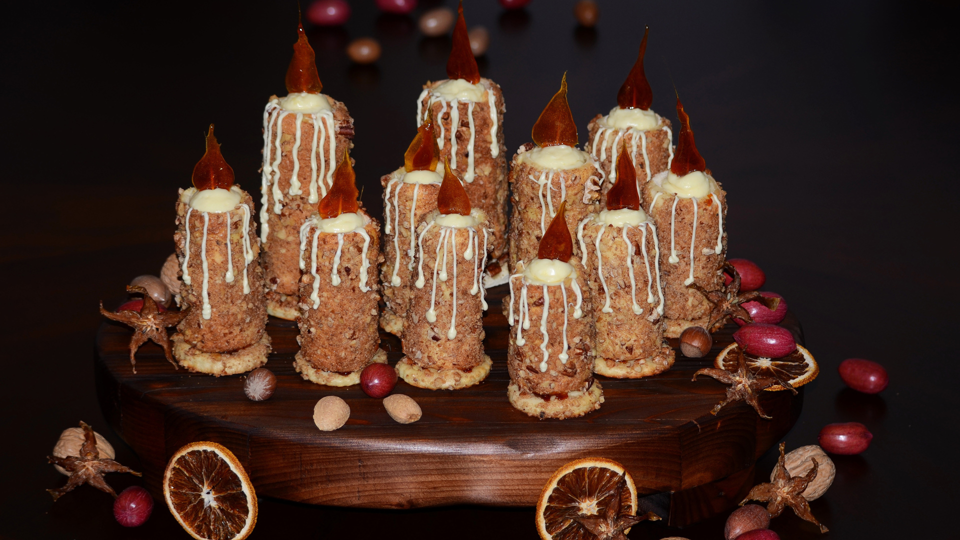 Десерт свечи на черном фоне