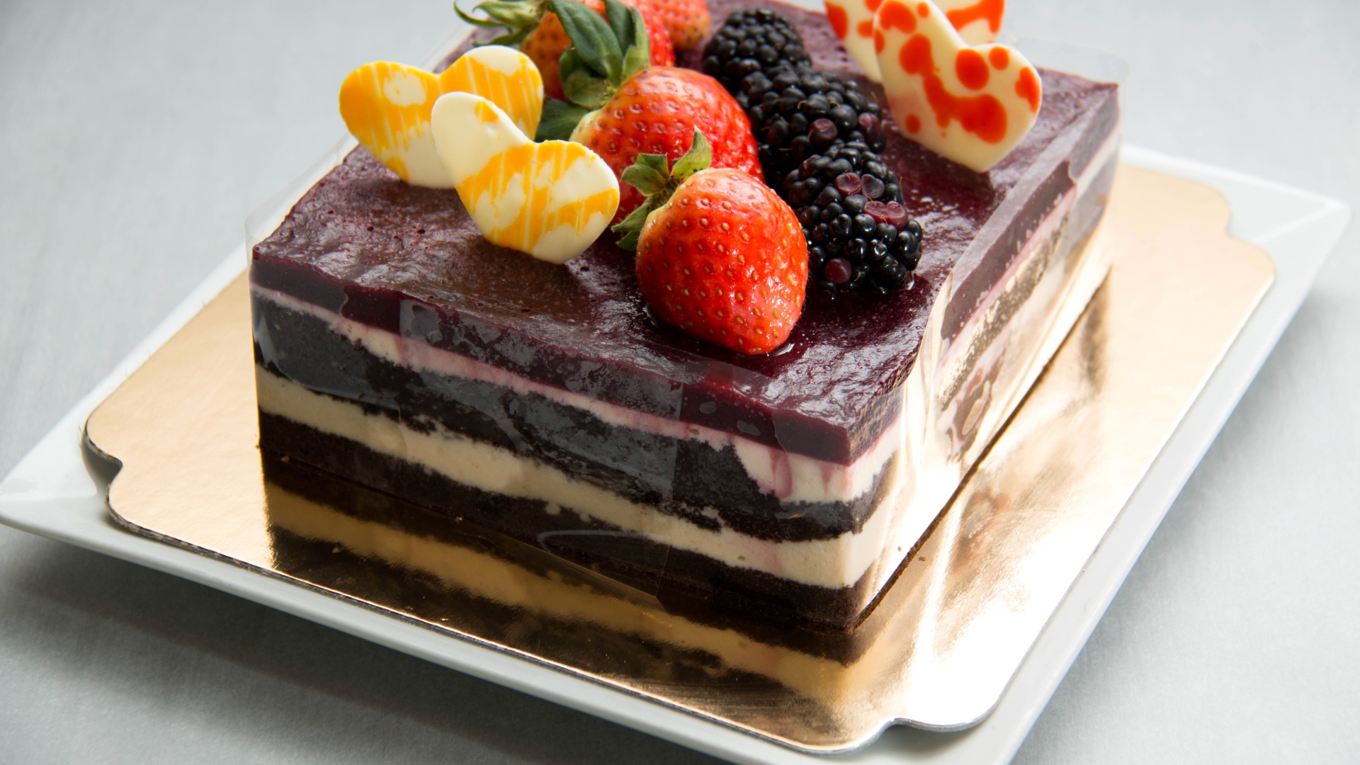 Десерт суфле с ягодами на сером фоне