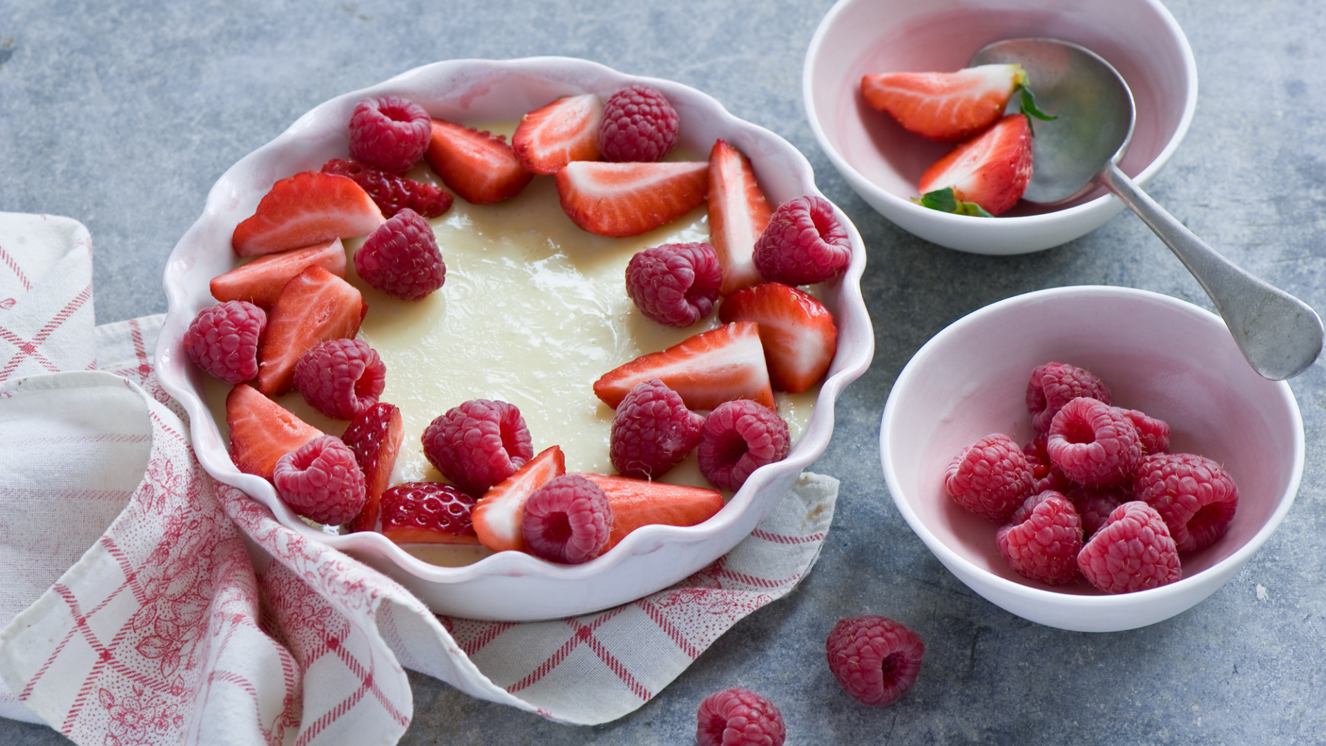 Десерт с ягодами свежей клубники и малины