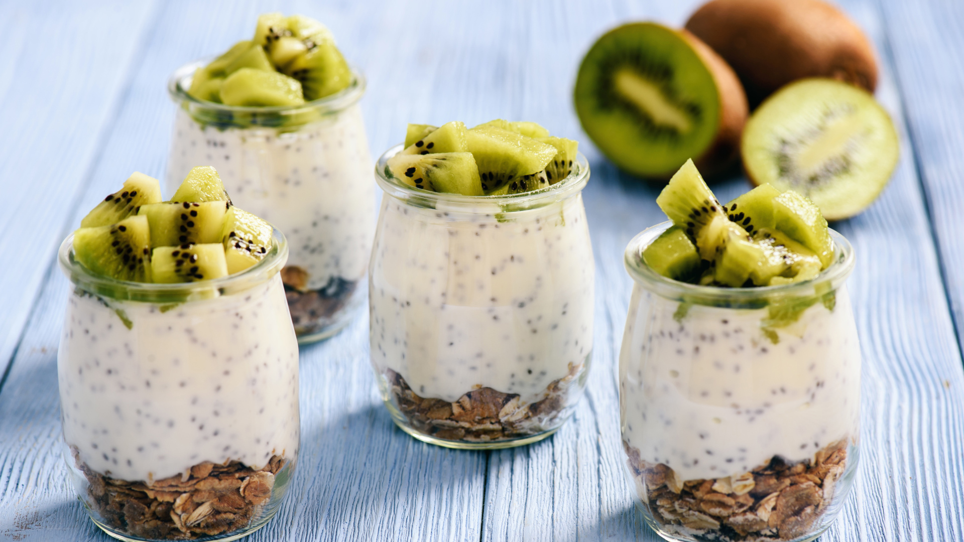 Десерт с овсяными хлопьями и йогуртом в стаканах с кусочками киви