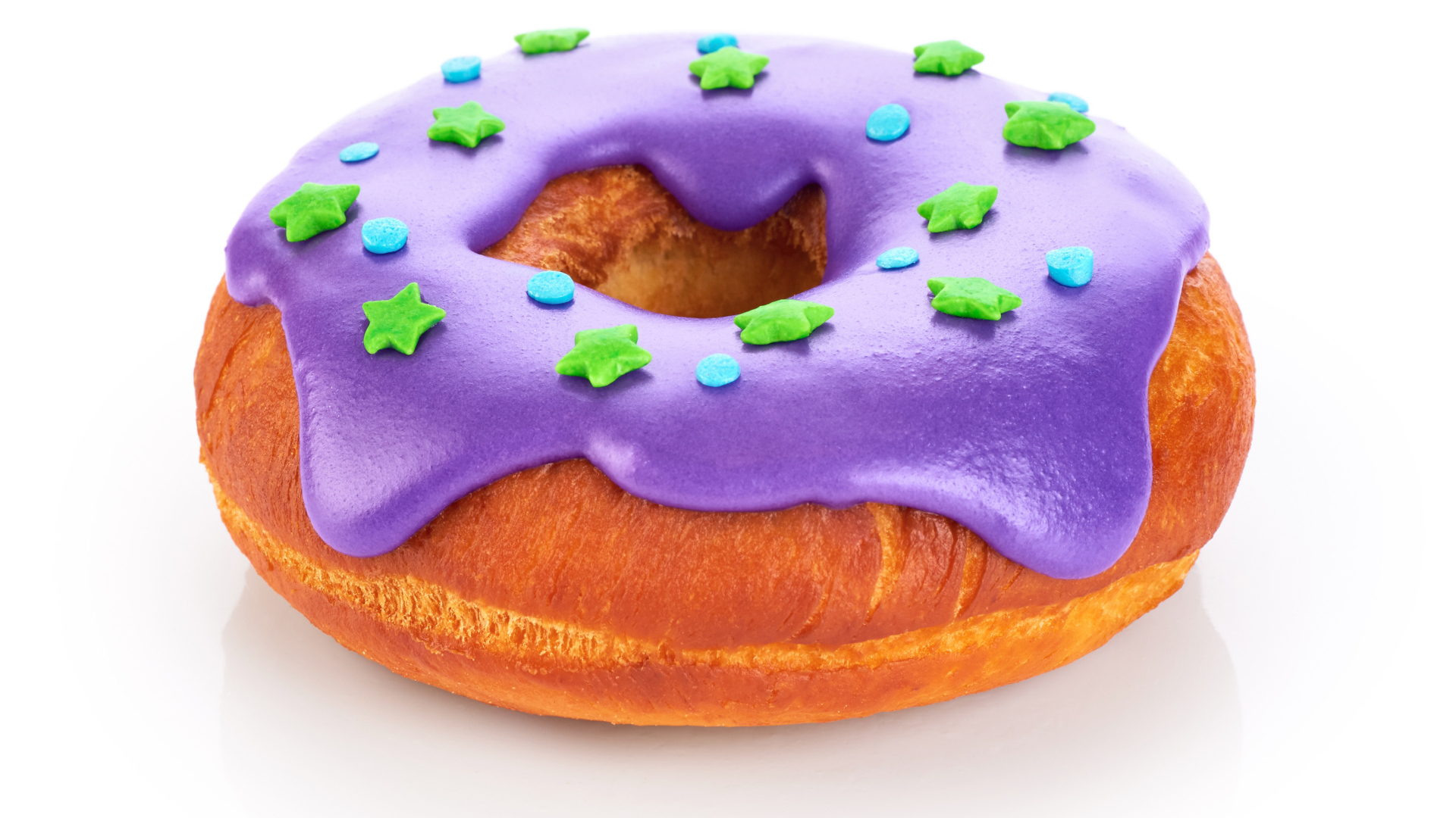 Пончик с фиолетовой глазурью на белом фоне