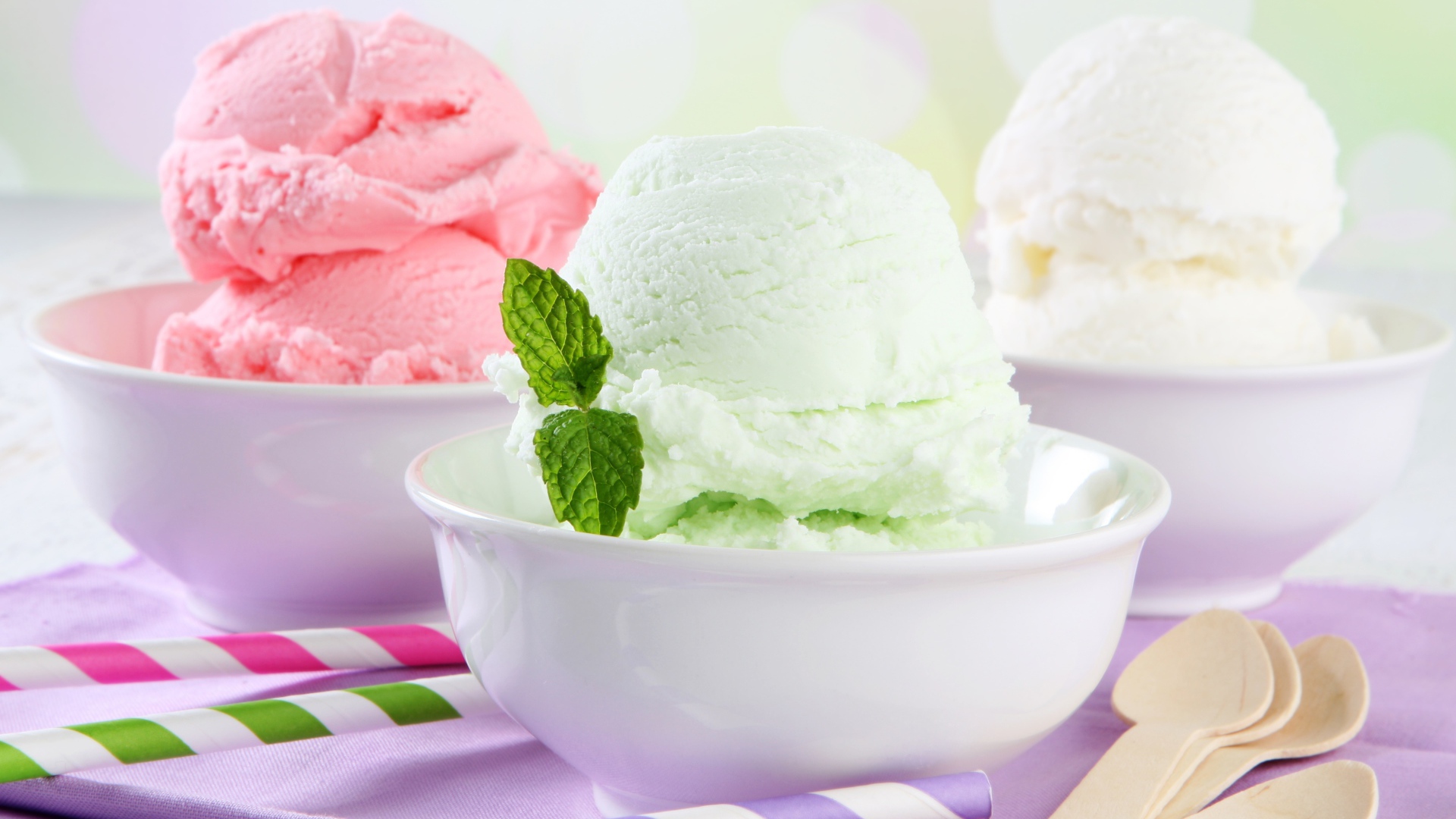 Шарики фруктового мороженого с листьями мяты