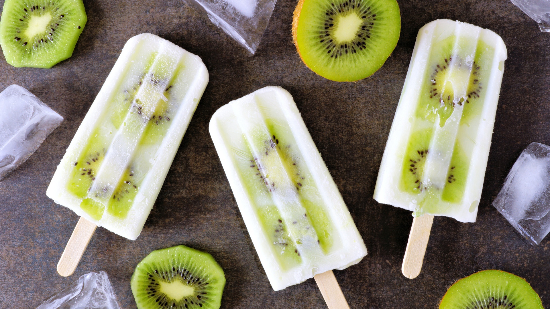 Мороженое на палочке с кусочками киви