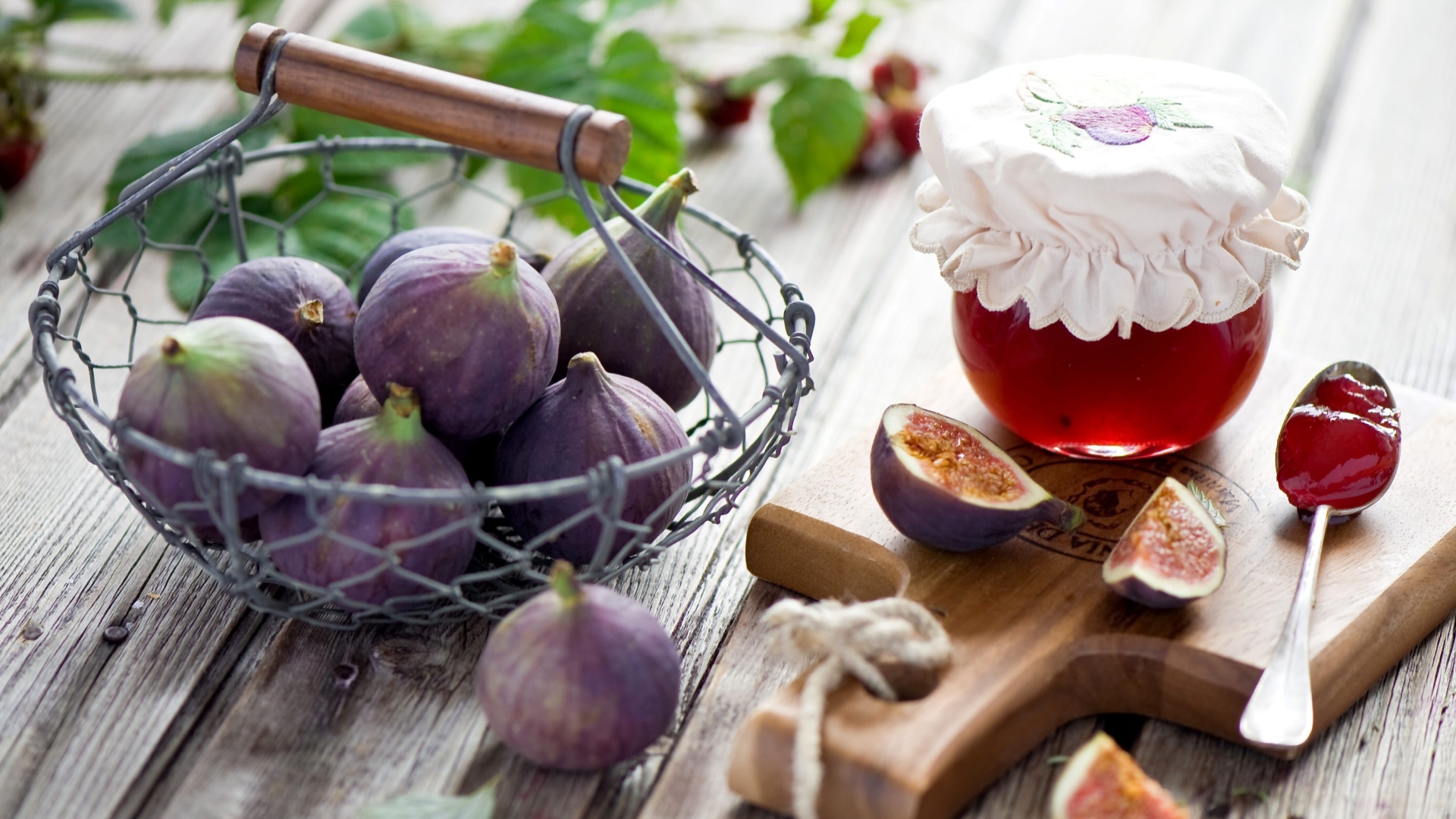 Джем и свежие плоды инжира на столе