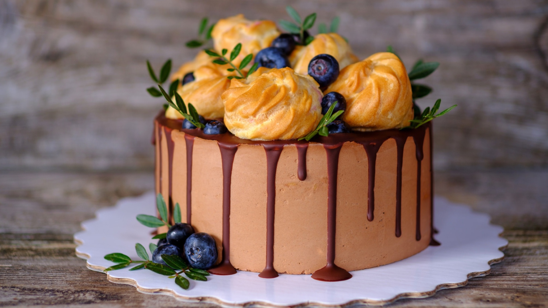 Торт мусс с профитролями и ягодами черники 