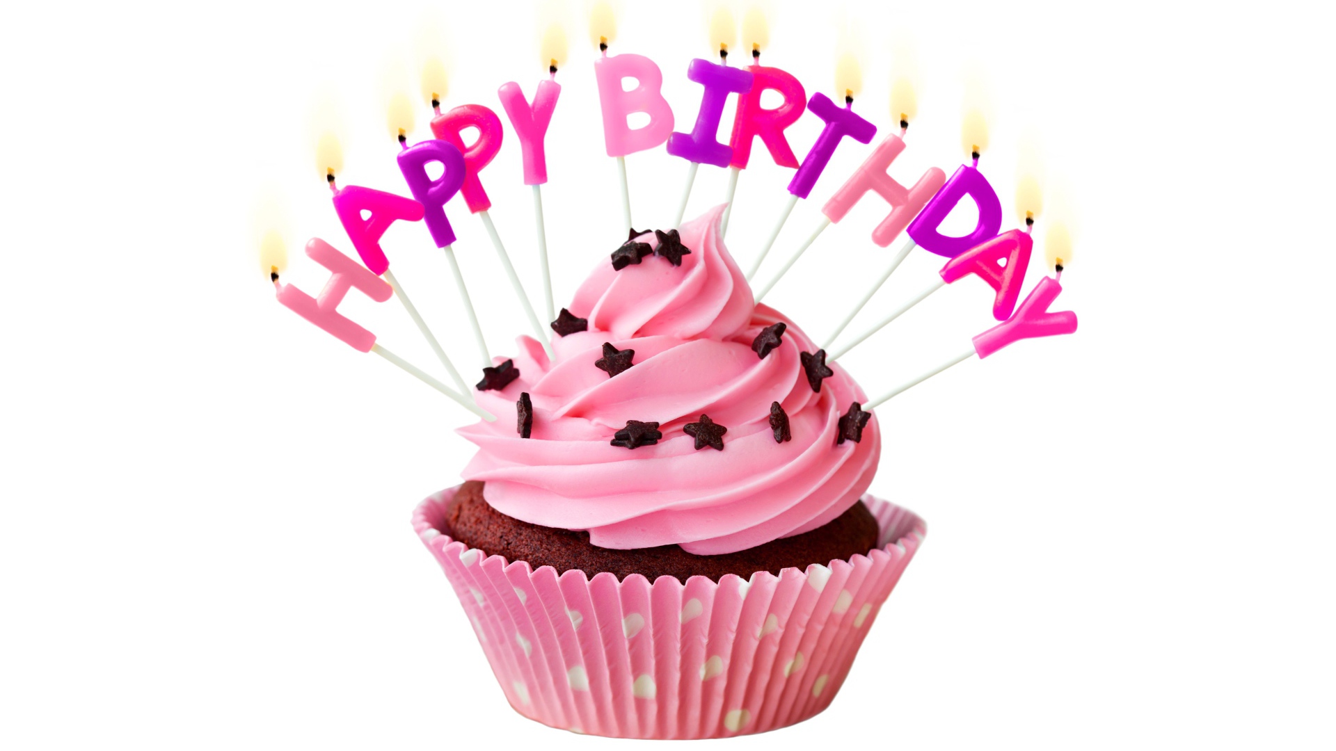 Маффин с кремом и свечами с Днем рождения на белом фоне