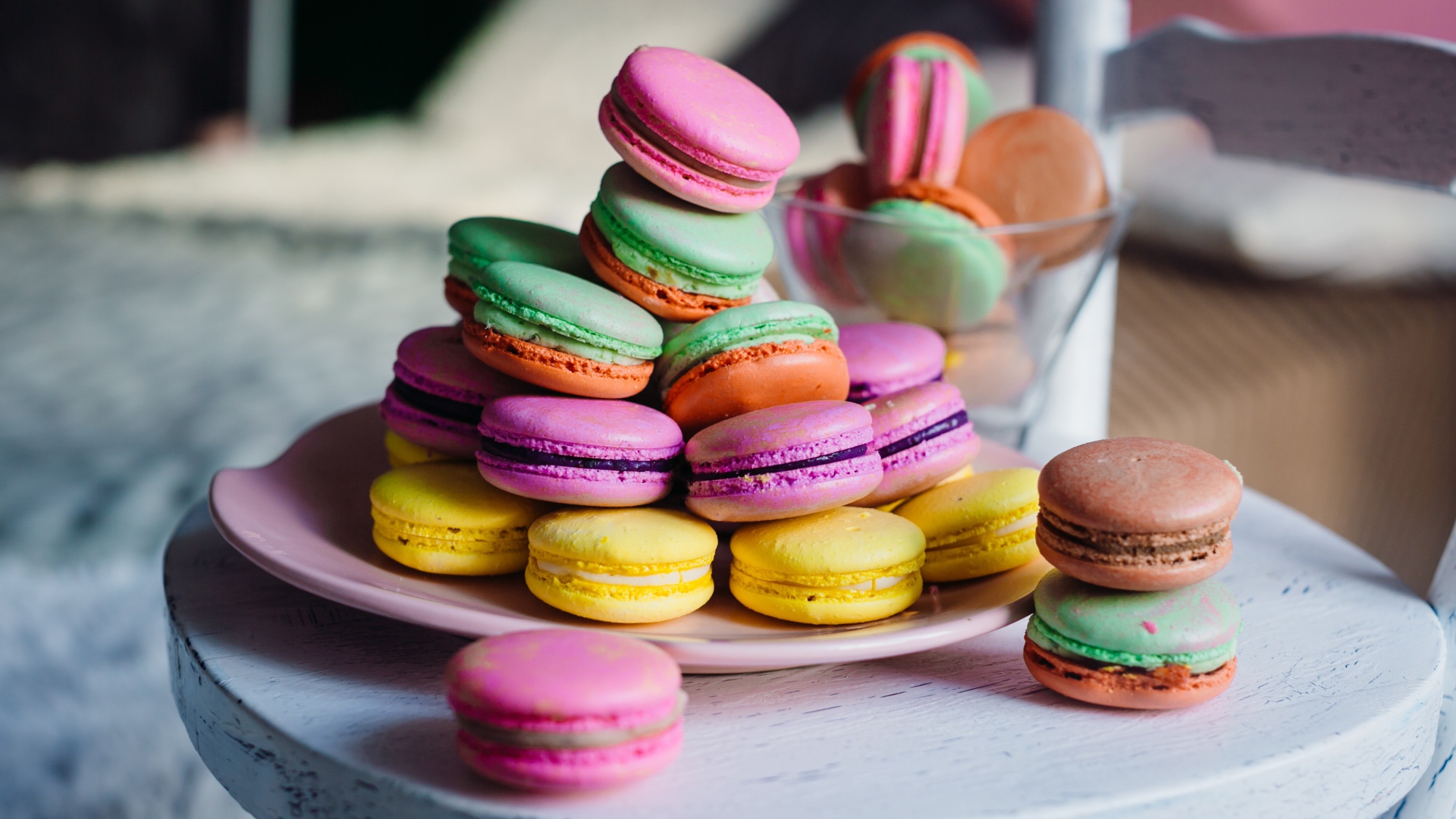 Разноцветные сладости макарон на столе