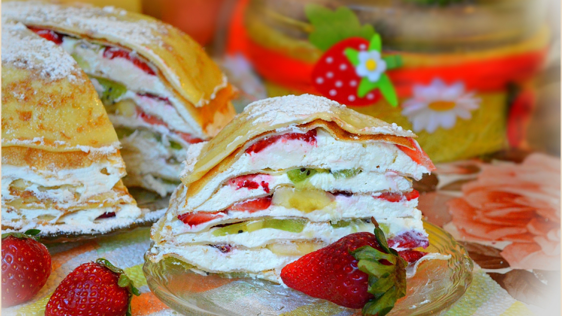 Блинный торт с творогом и фруктами 