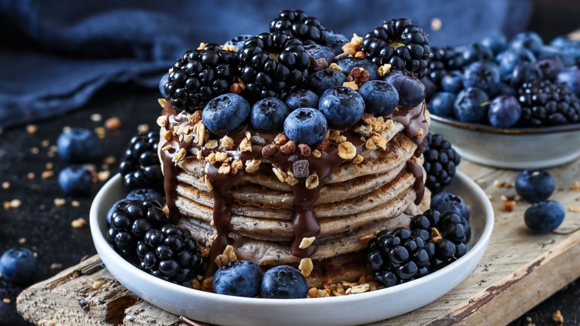 Панкейки с ягодами черники и ежевики