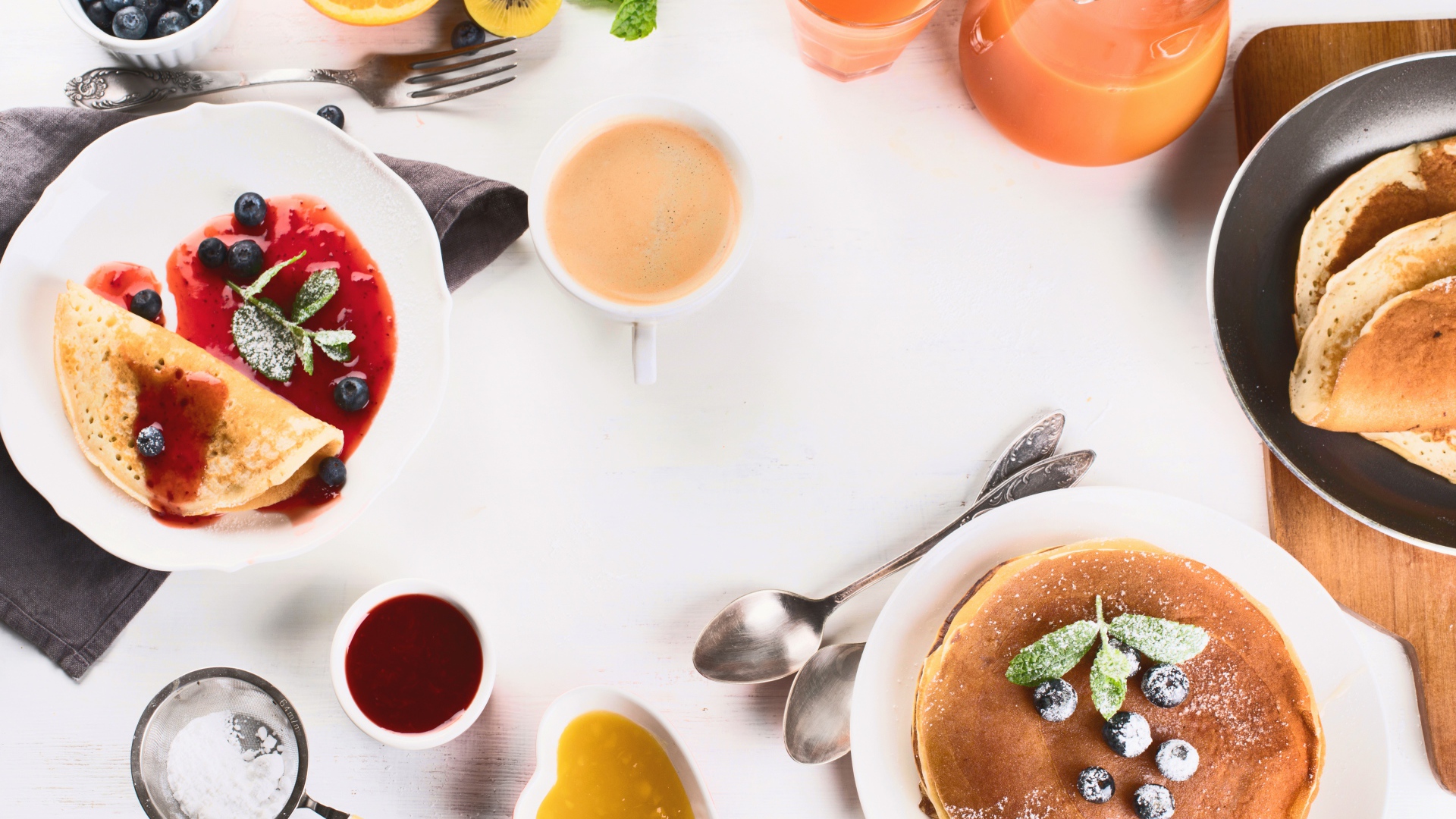 Панкейки с джемом и соком на столе на завтрак 