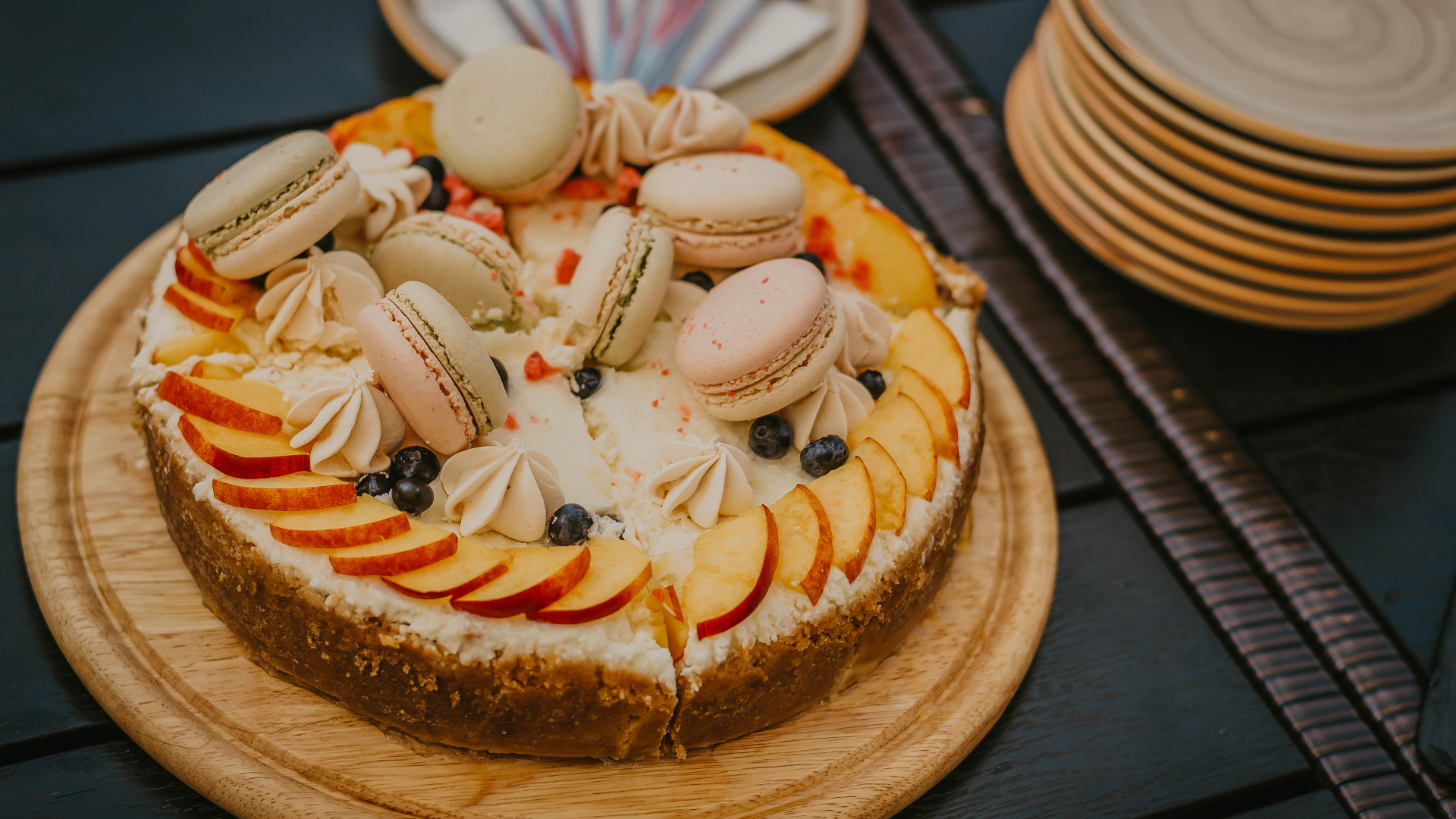 Пирог с яблоками, меренгой и макарунами