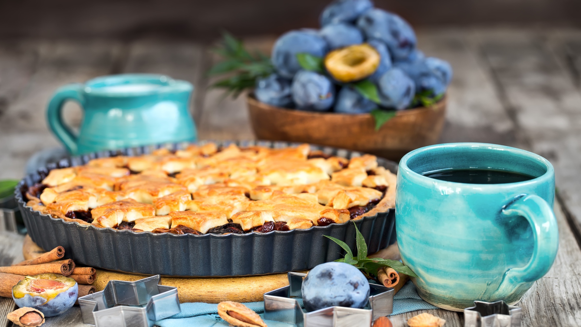 Пирог со сливами и чаем на столе