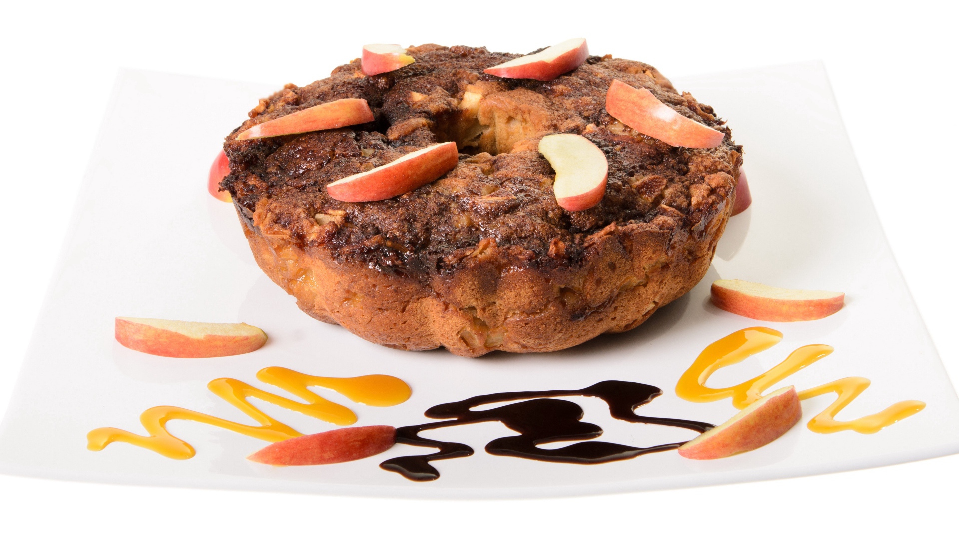 Пирог с кусочками яблок на белом фоне 