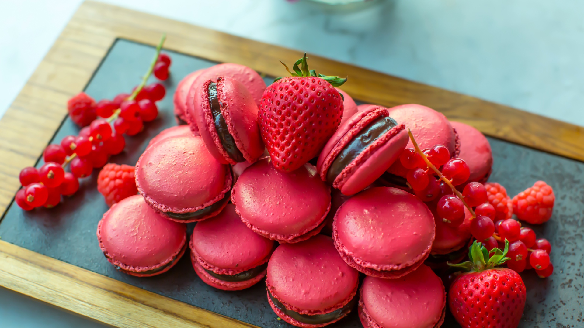 Розовые макаруны с красной смородиной и клубникой