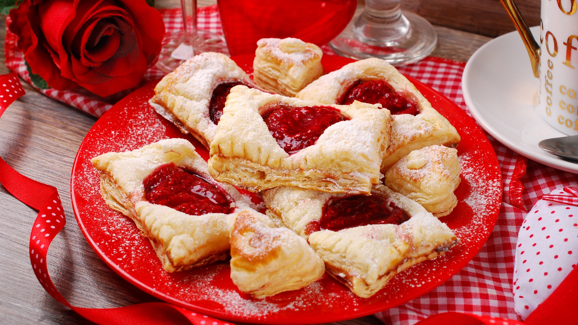 Слоеное печенье с вареньем и красной розой