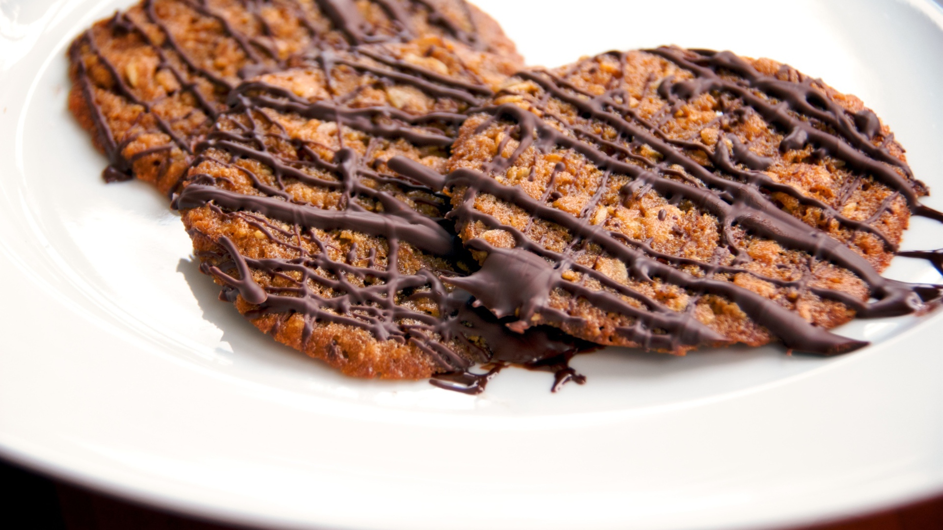 Круглое печенье с шоколадом на белой тарелке