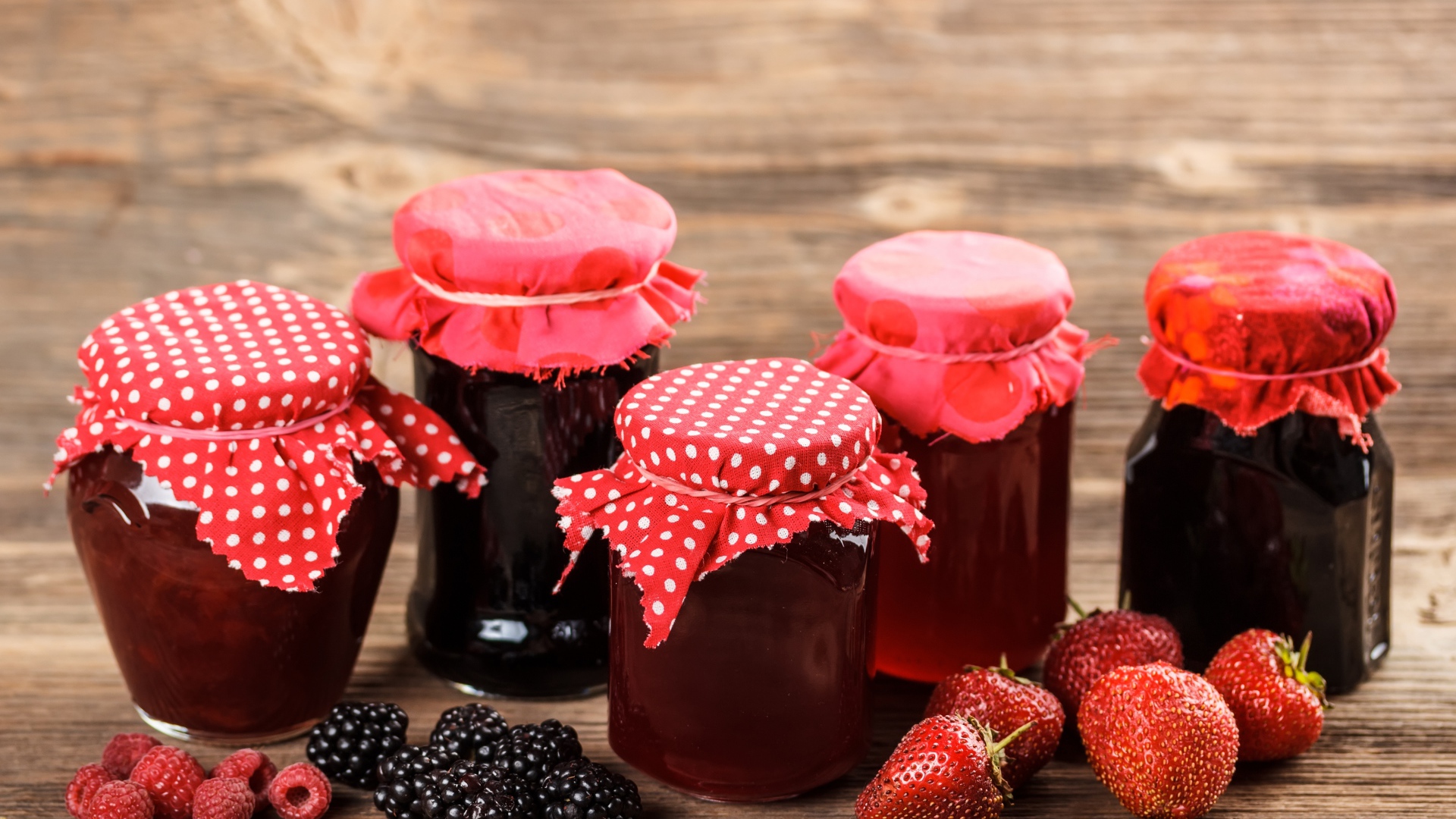 Клубничный, черничный и малиновый джем в банках