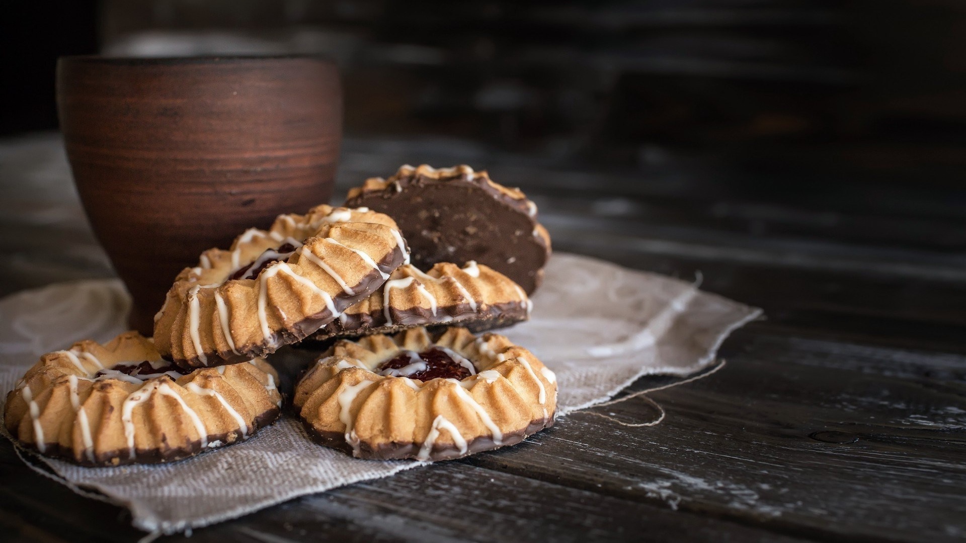 Сладкое печенье с шоколадом на столе