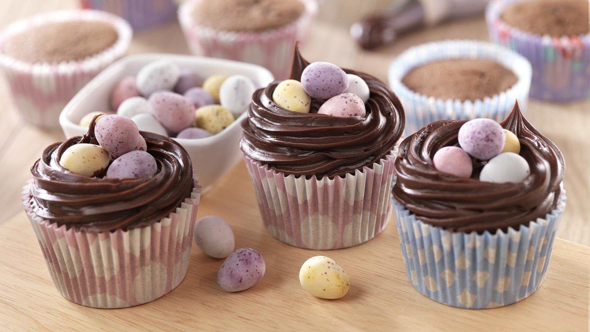 Сладкие кексы с шоколадом и конфетами