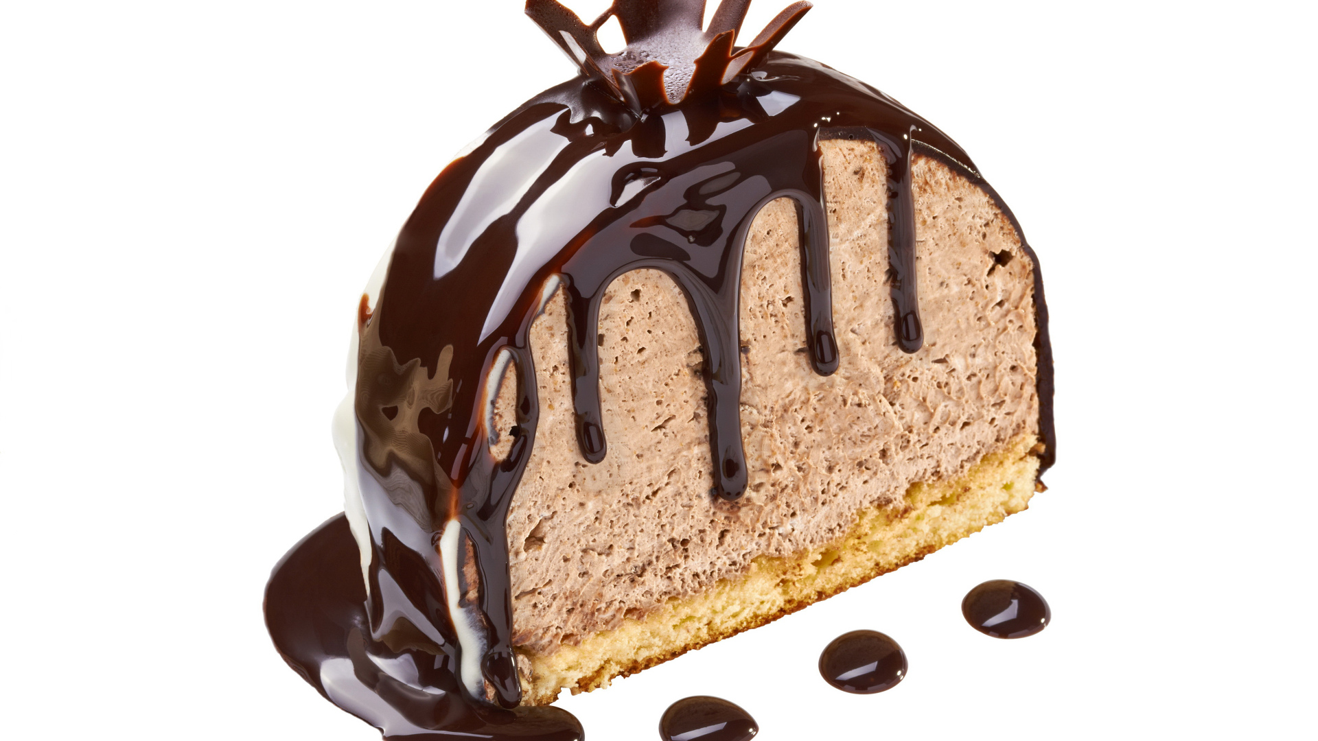 Сладкий десерт с шоколадом на белом фоне