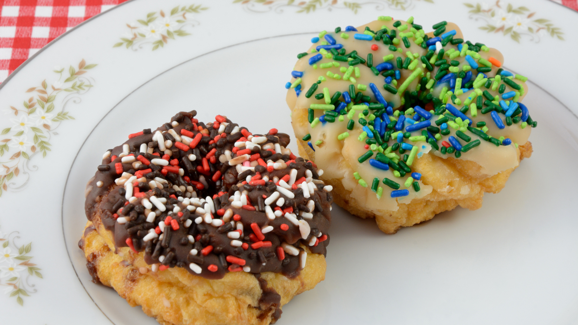 Сладкие пончики с глазурью на тарелке