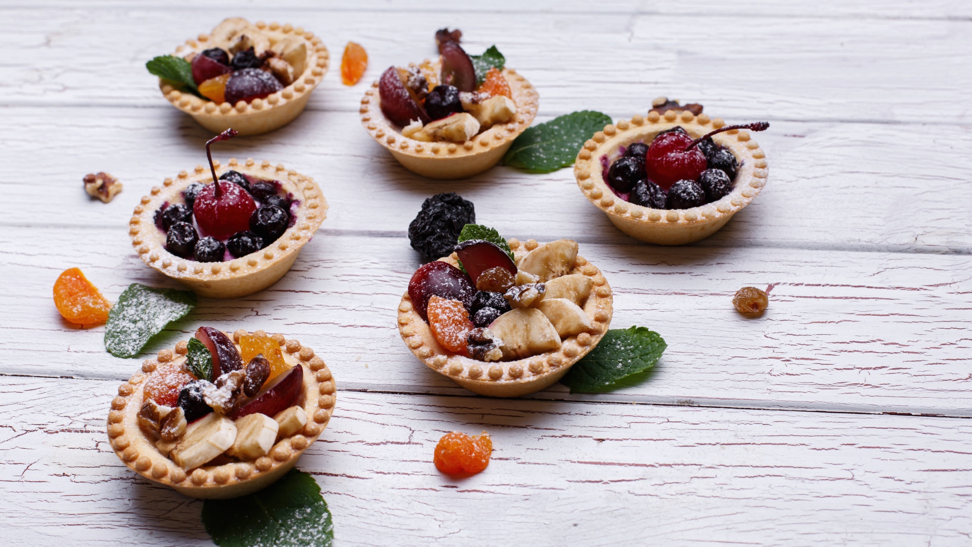 Тарталетки со сливами, бананом и сухофруктами