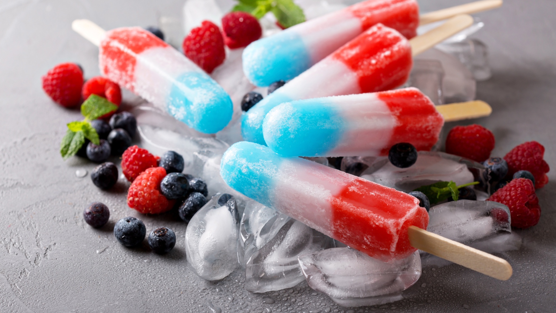 Трехцветное фруктовое мороженое лежит на кусочках льда