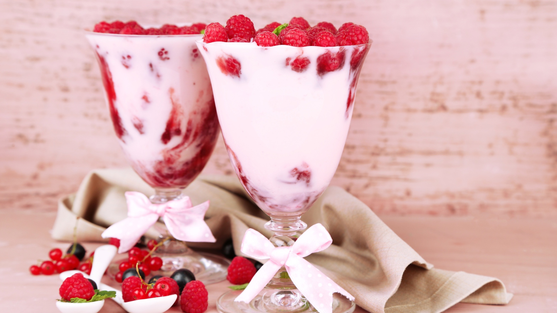 Две креманки с десертом из йогурта и малины