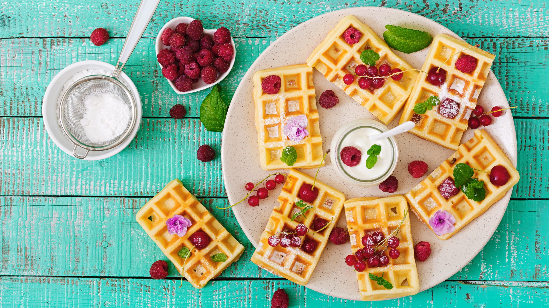 Вафли с малиной и красной смородиной на тарелке