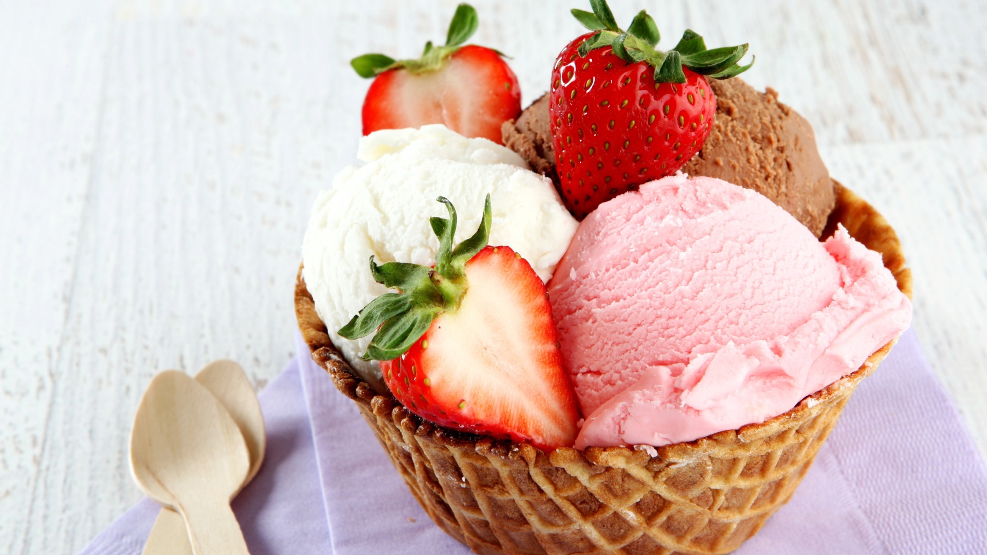 Вафельная корзинка с шариками мороженого и свежей клубникой