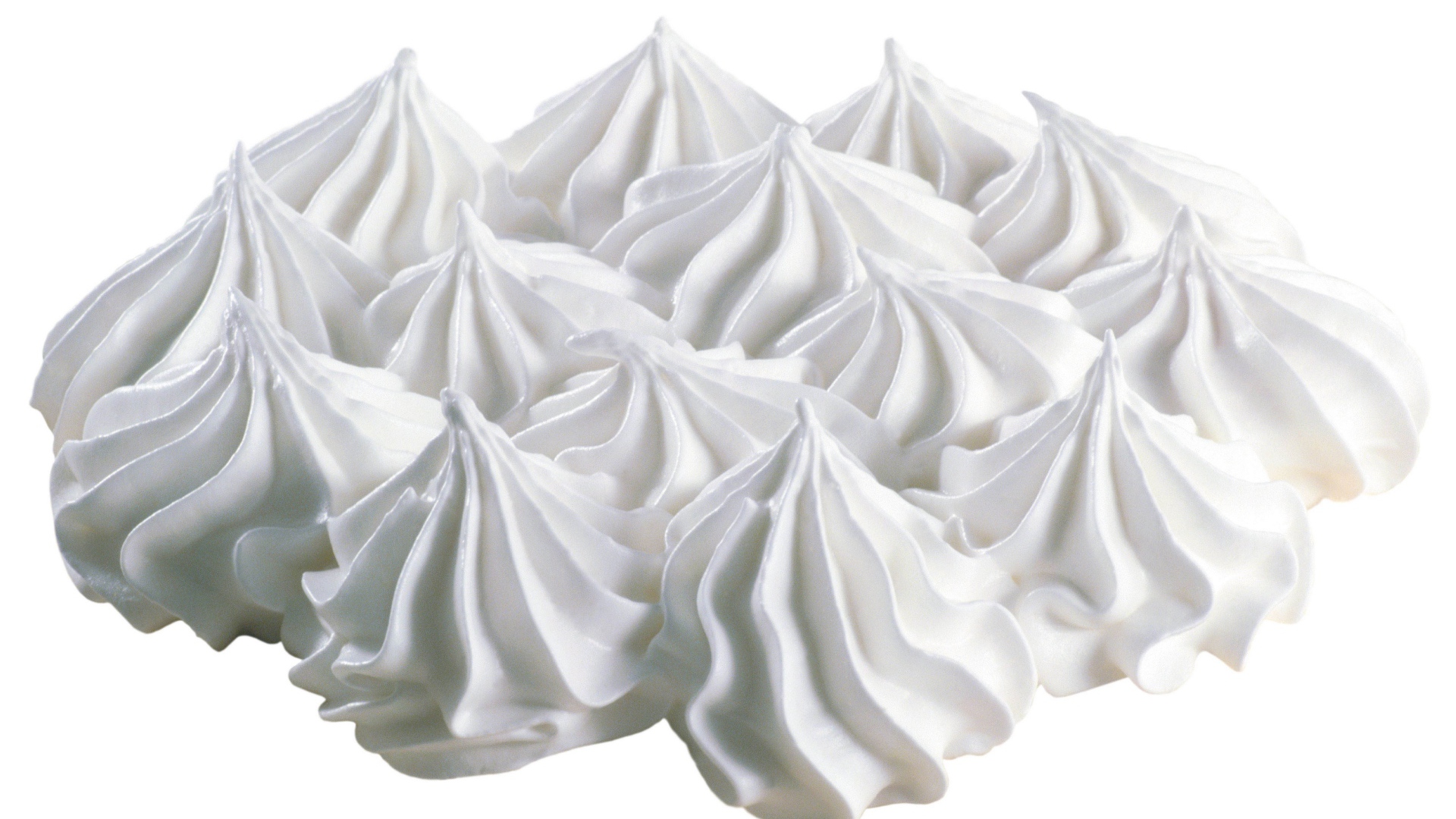 Белое воздушное безе на белом фоне