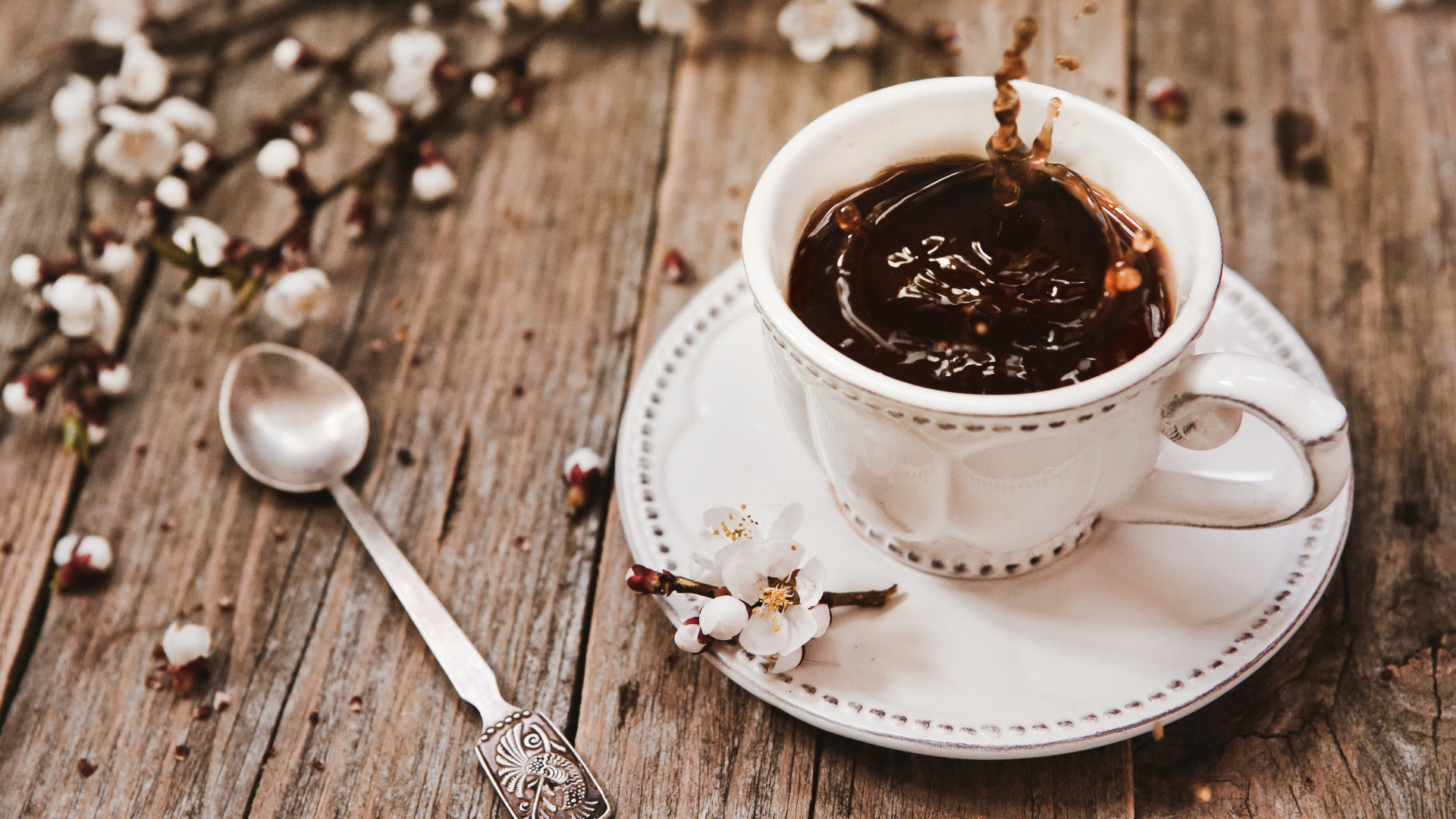 Чашка кофе на столе с цветами абрикоса