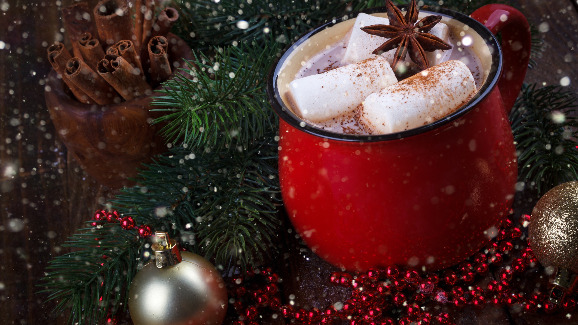 Чашка горячего какао с кусочками маршмеллоу и бадьяном на столе с еловой веткой 