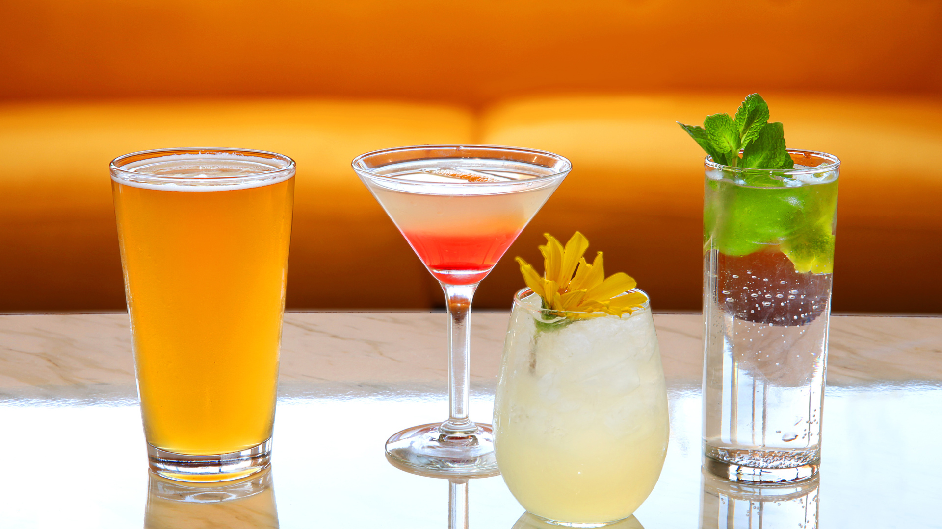 Алкогольные напитки на столе