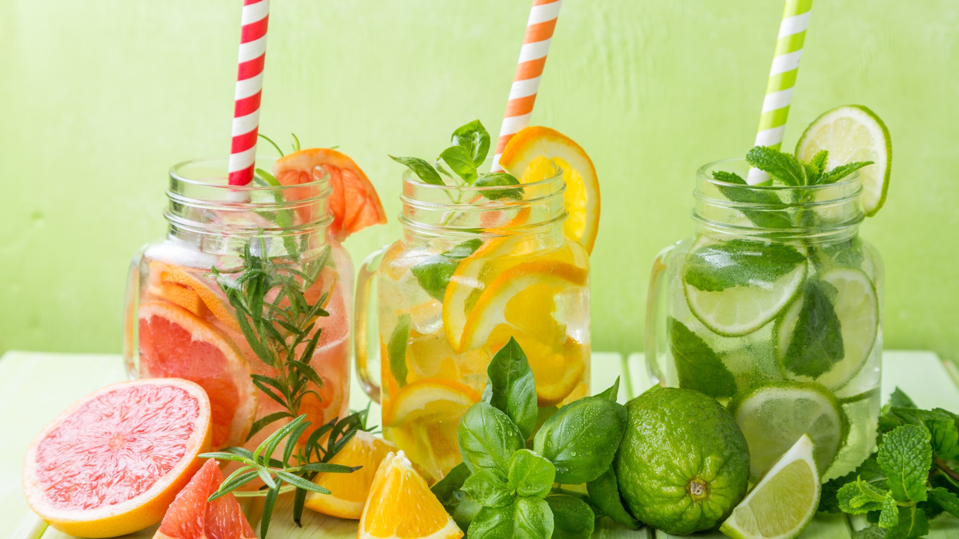 Цитрусовые коктейли в баночках с трубочками